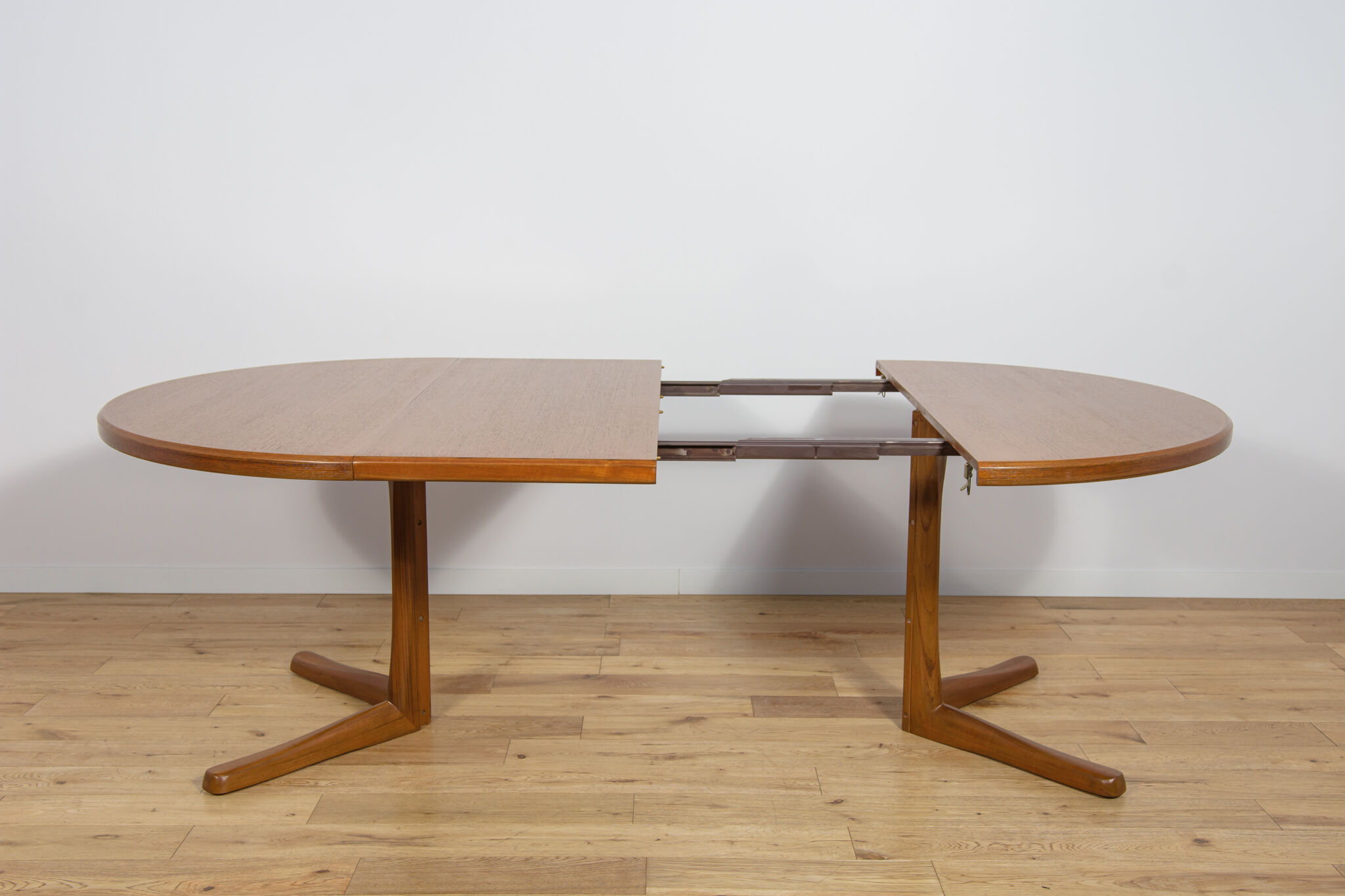 Mid-century round extendable teak dining table from McIntosh, United Kingdom, 1960s