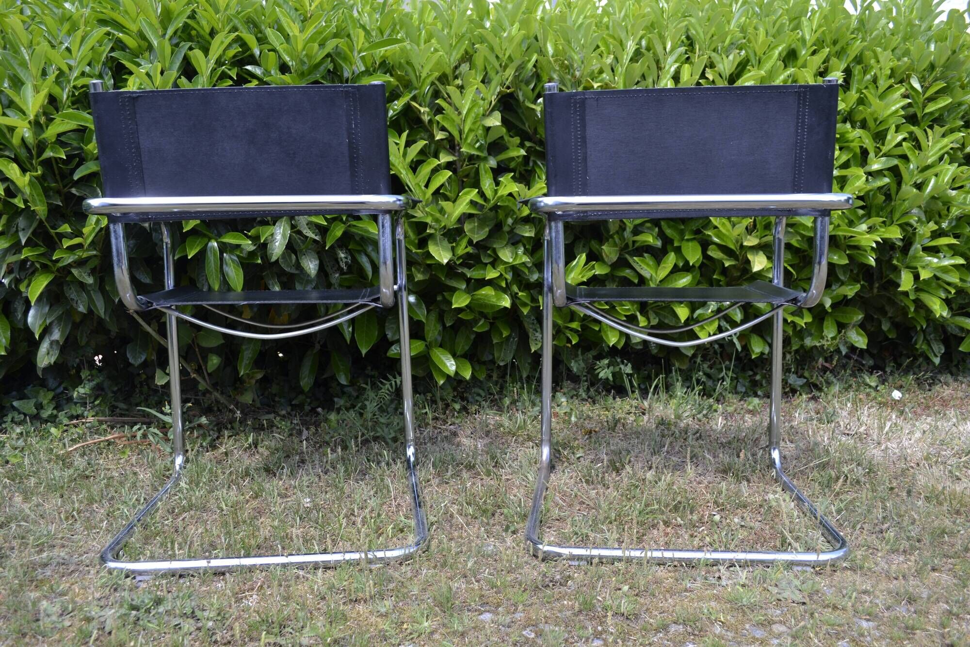 Set of 2 Cantilever style chairs in steel and skai