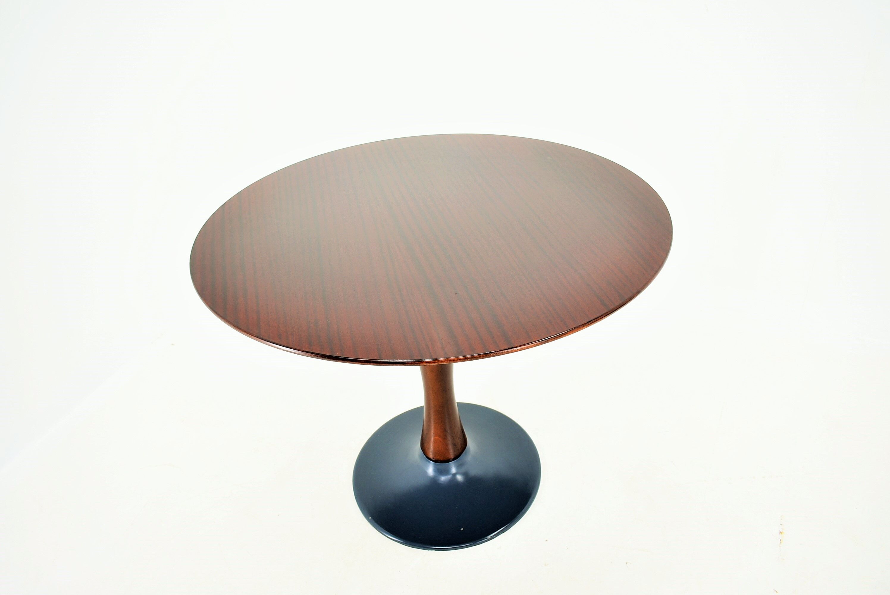 Designed mahogany round dining table, 1969