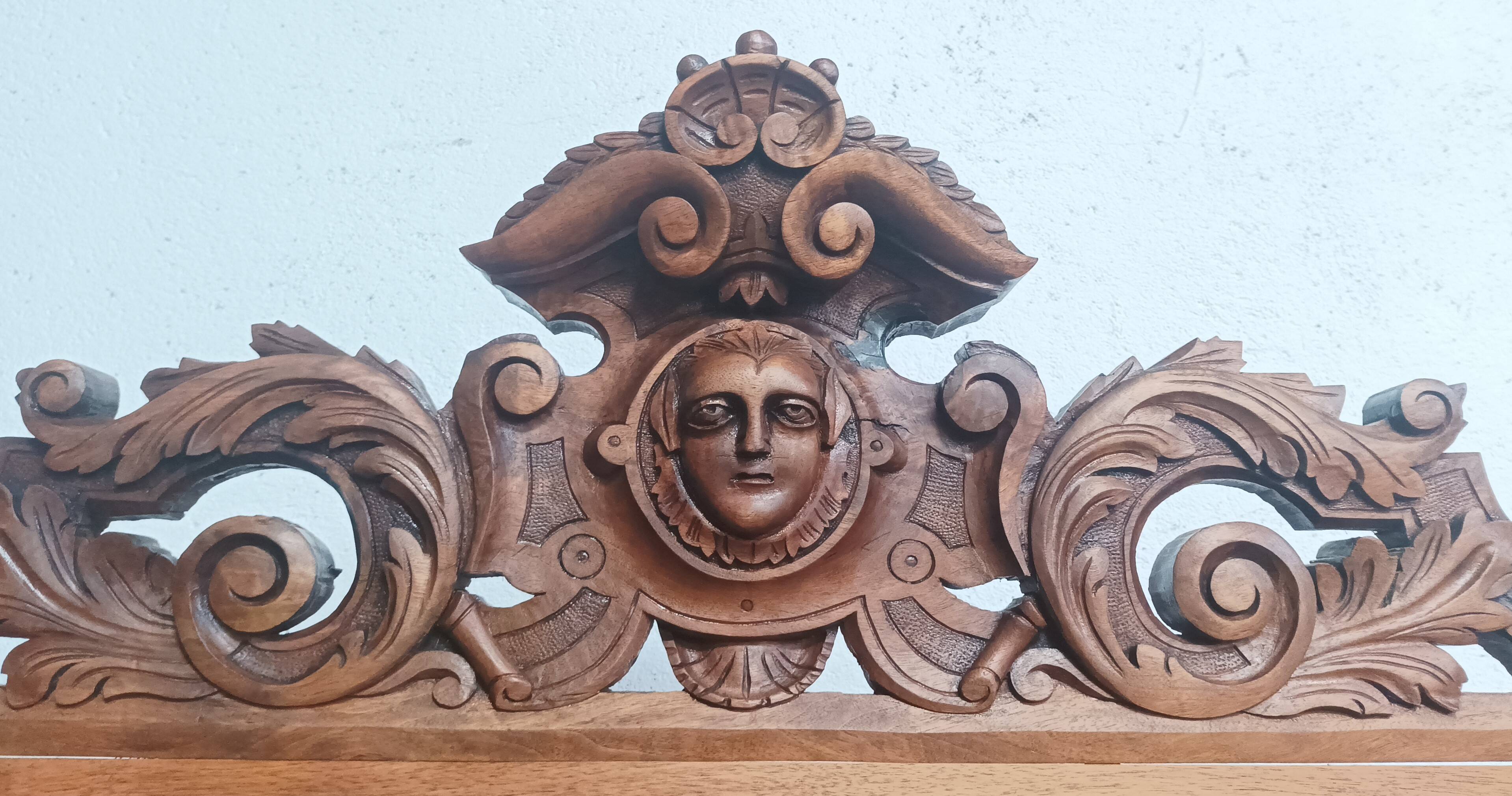 Buffet Saint Hubert en noyer époque 19ème