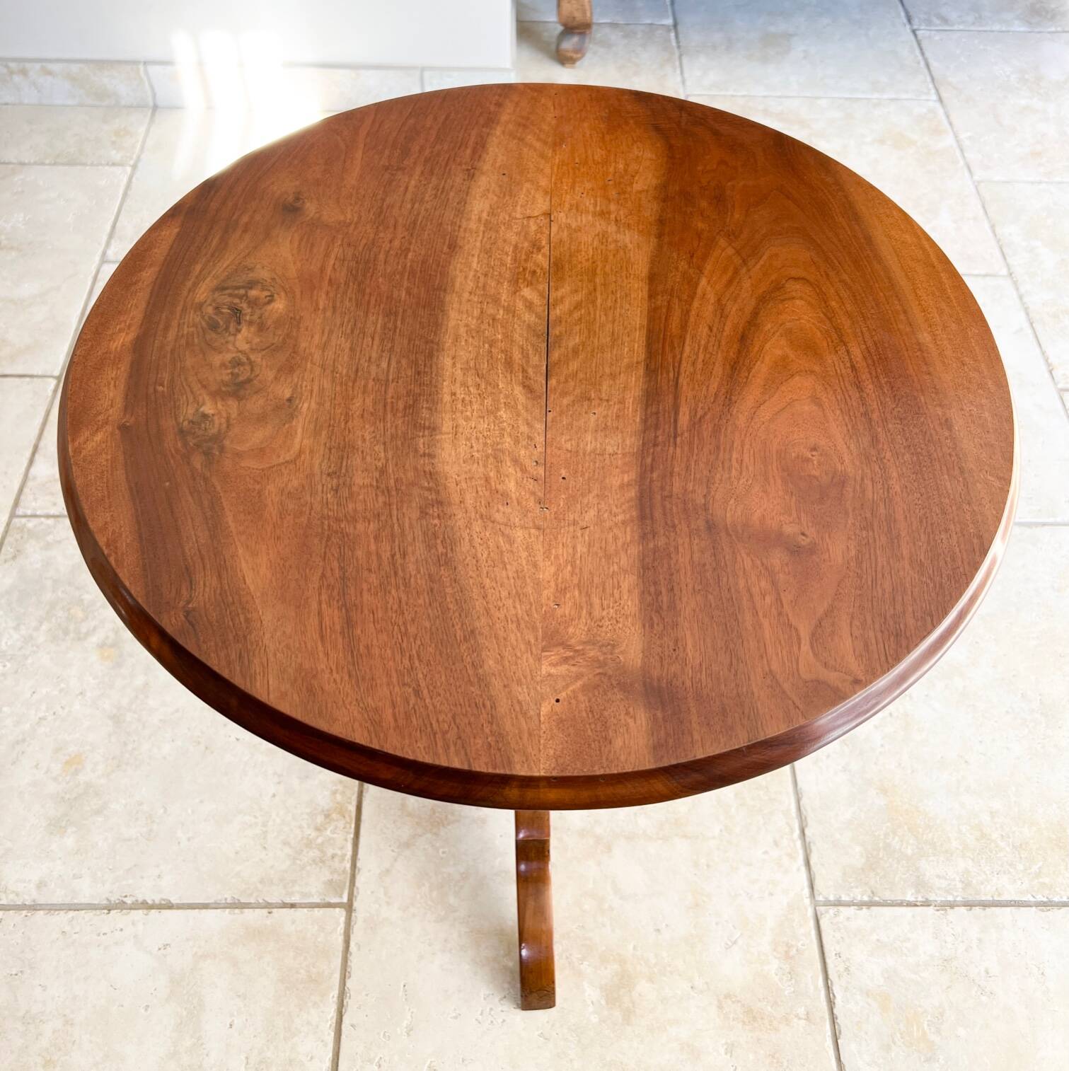 19th century pedestal table, Louis Philippe period in walnut, diam: 64.5cm