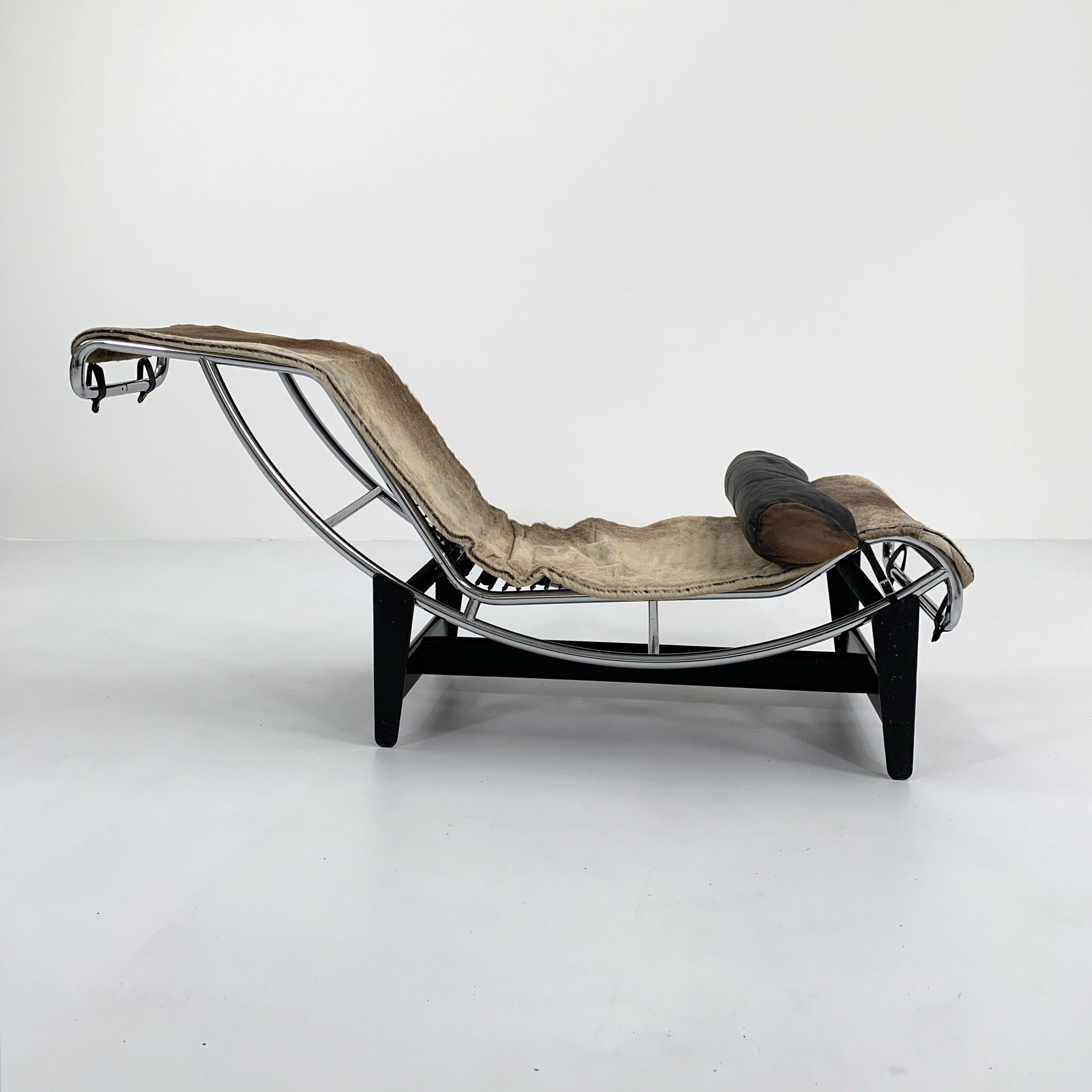 LC4 pony skin chaise longue Serial number 396 by Le Corbusier for Cassina, 1960