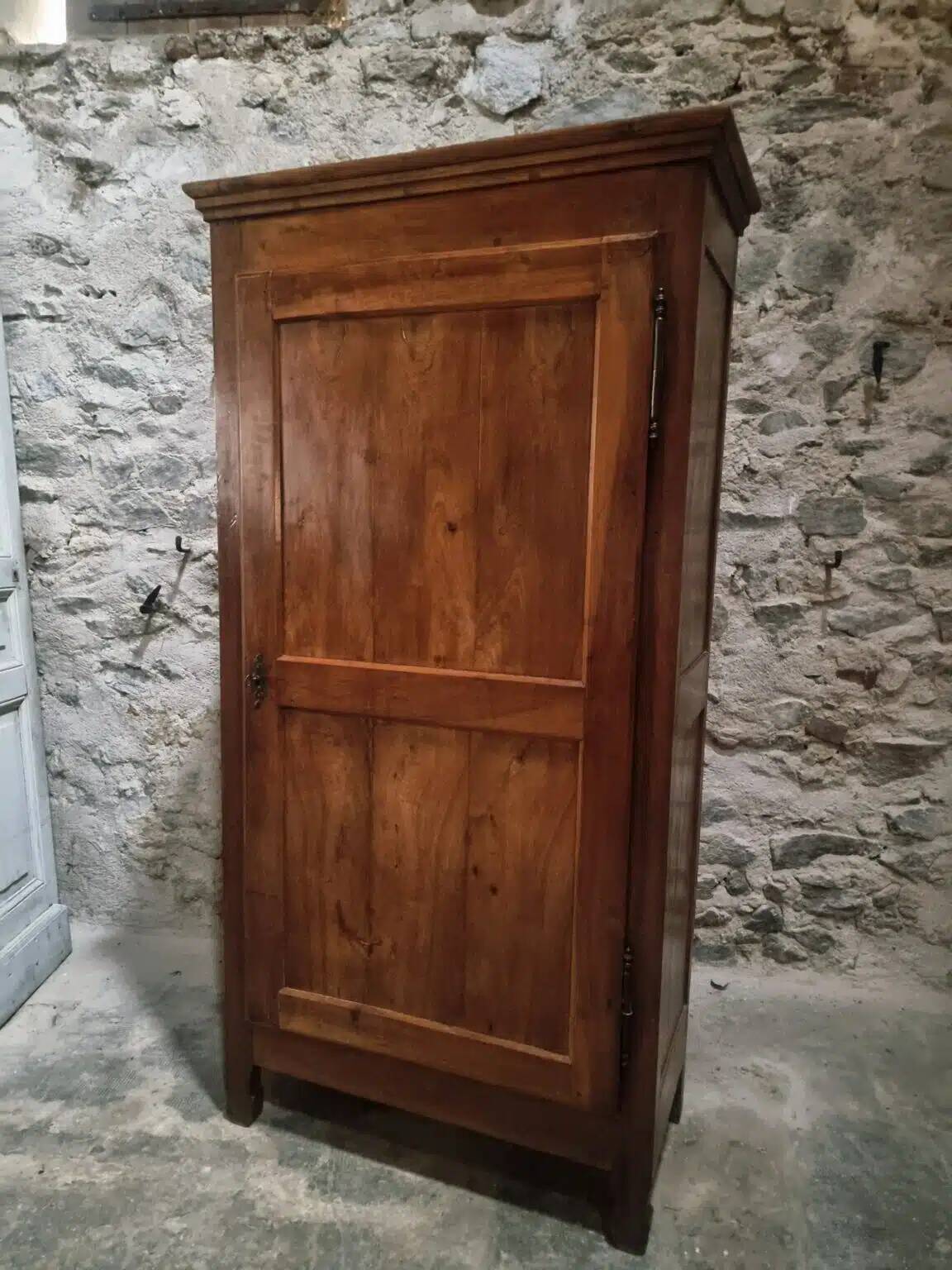 Armoire à linge, bonnetière ancienne en merisier français