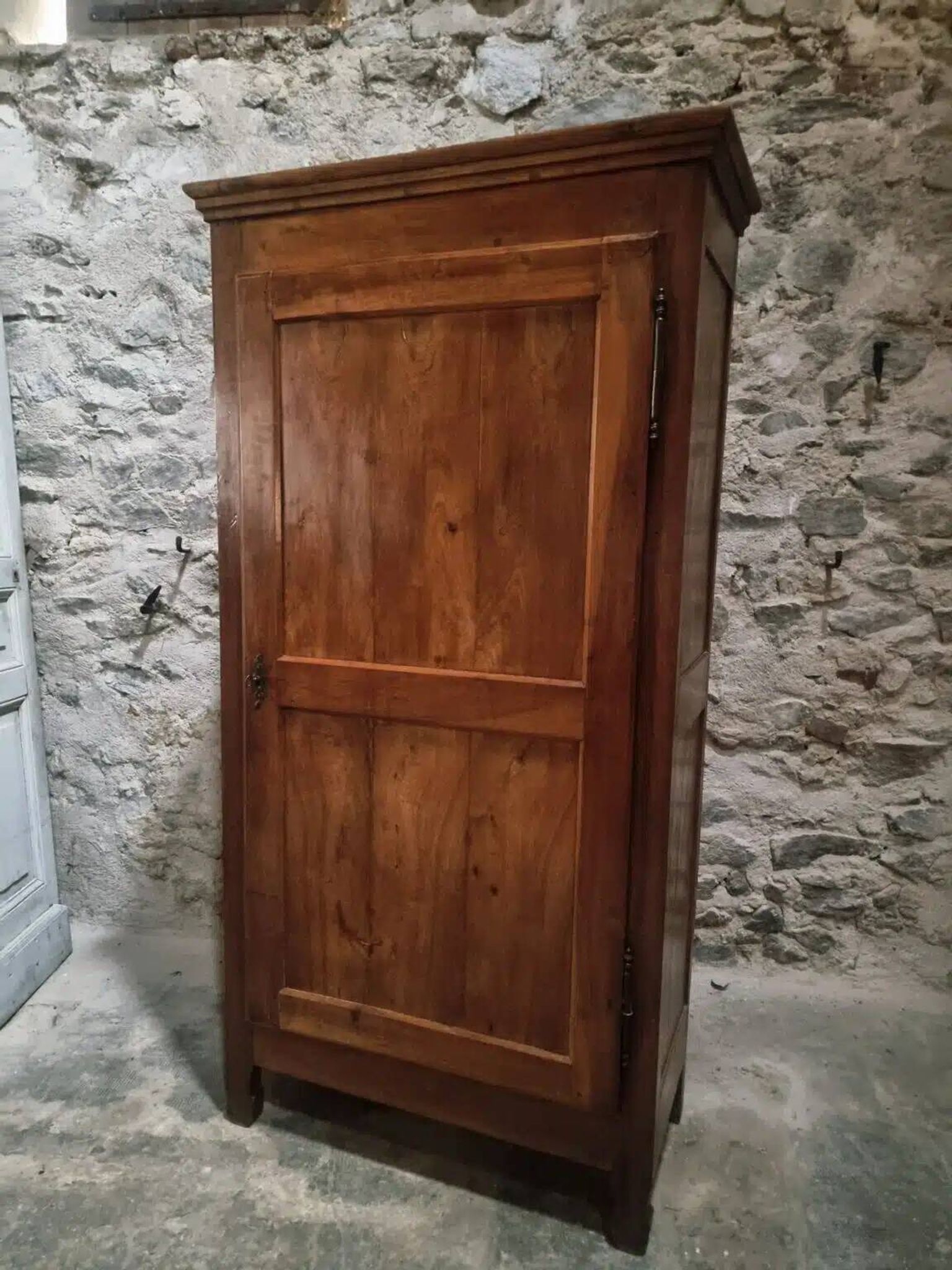 Armoire à linge, bonnetière ancienne en merisier français