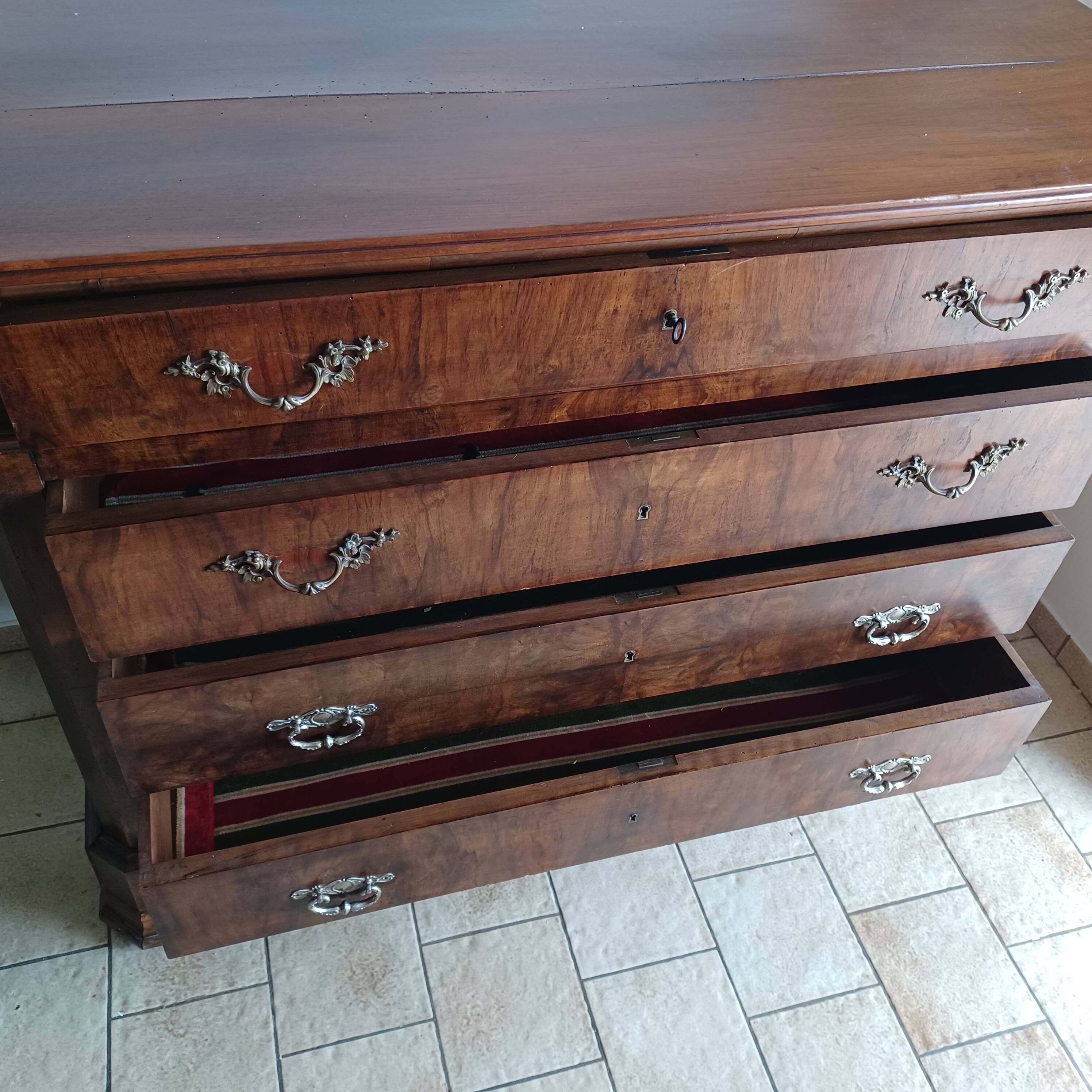 Chest of drawers