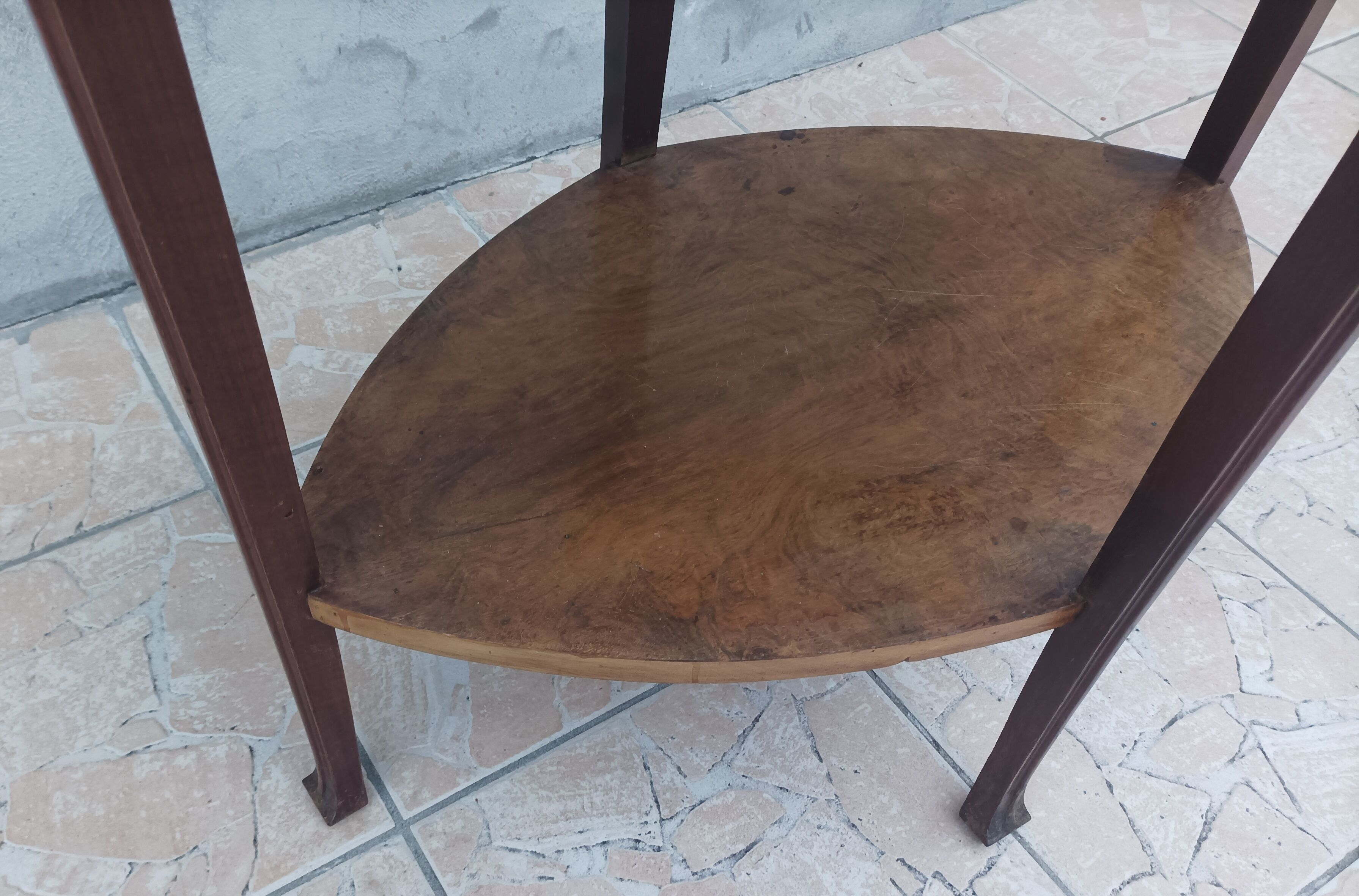 Table guéridon Art Nouveau en acajou et dessus en marbre