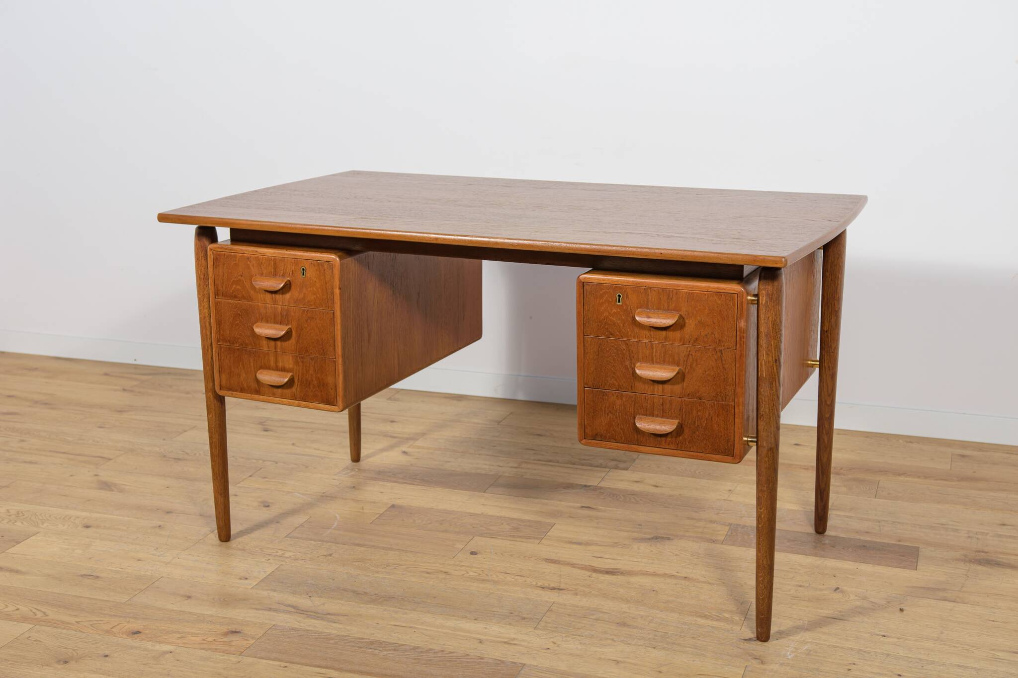 Bureau en teck autoportant de style moderne du milieu du XXe siècle, Danemark, années 1960