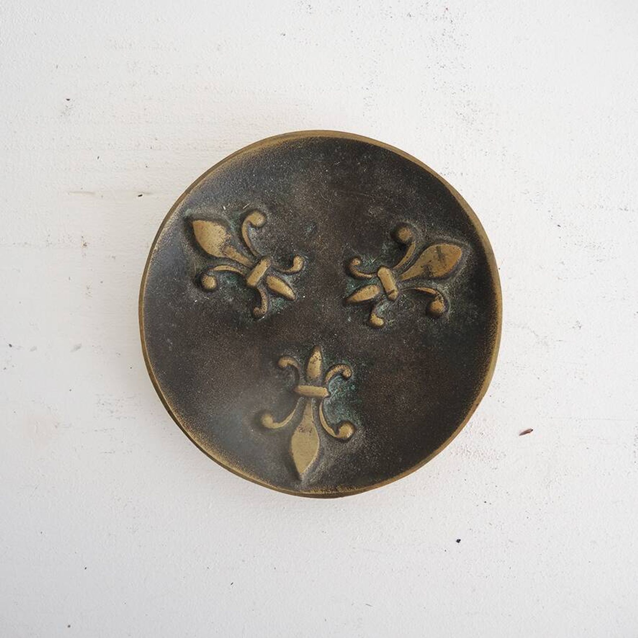 Ancien cendrier fleur de lys en bronze