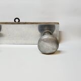 Porte manteau rétro vintage 4 patères en aluminium sur structure en bois