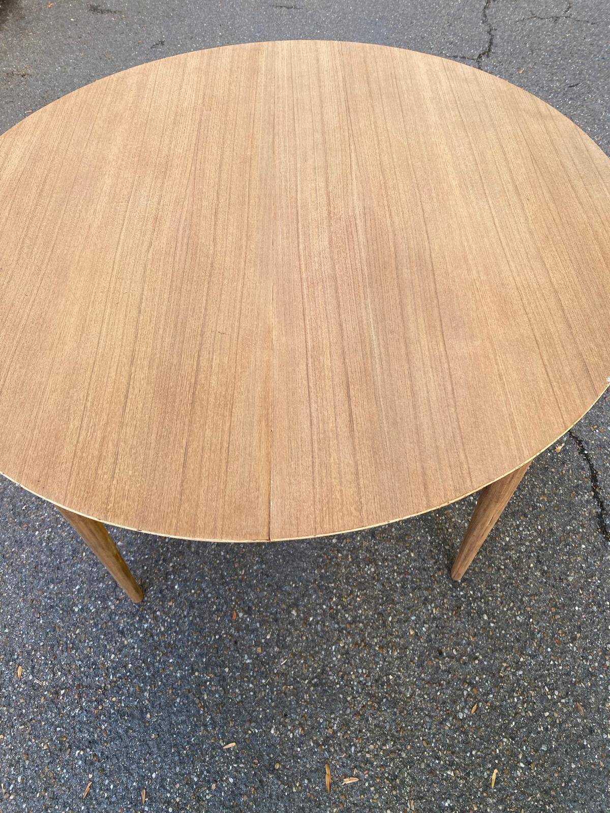Table à manger scandinave ronde extensible décapée en teck brut 1950