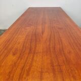 Table basse allongée en teck avec piètement en métal