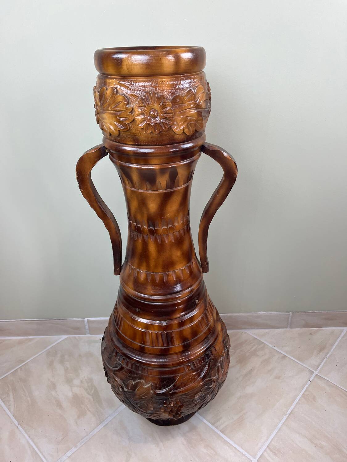 Important carved wooden jar
