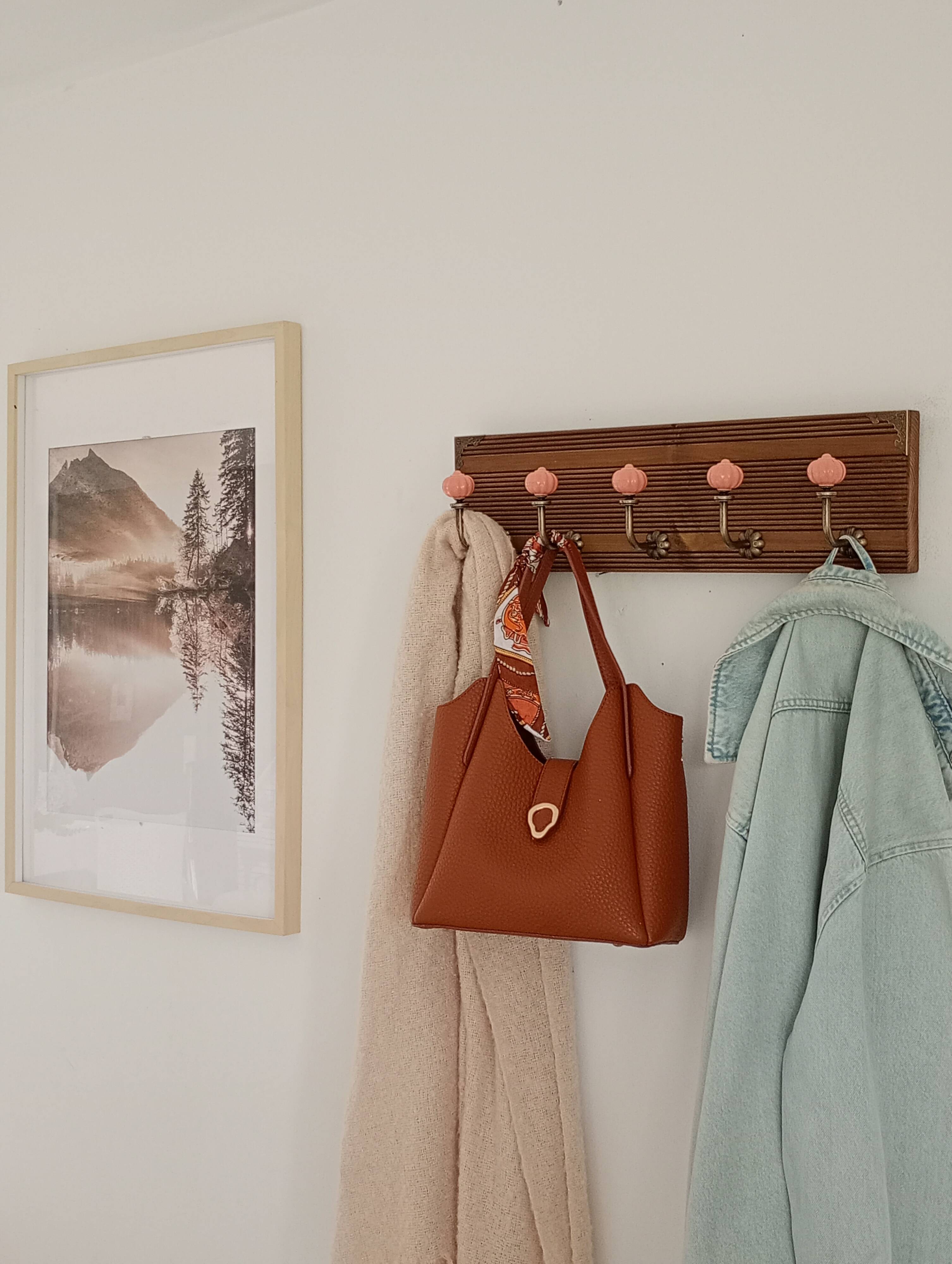 Wall-mounted coat rack with 5 hooks, powder pink ceramic and stained wood, 50 cm.