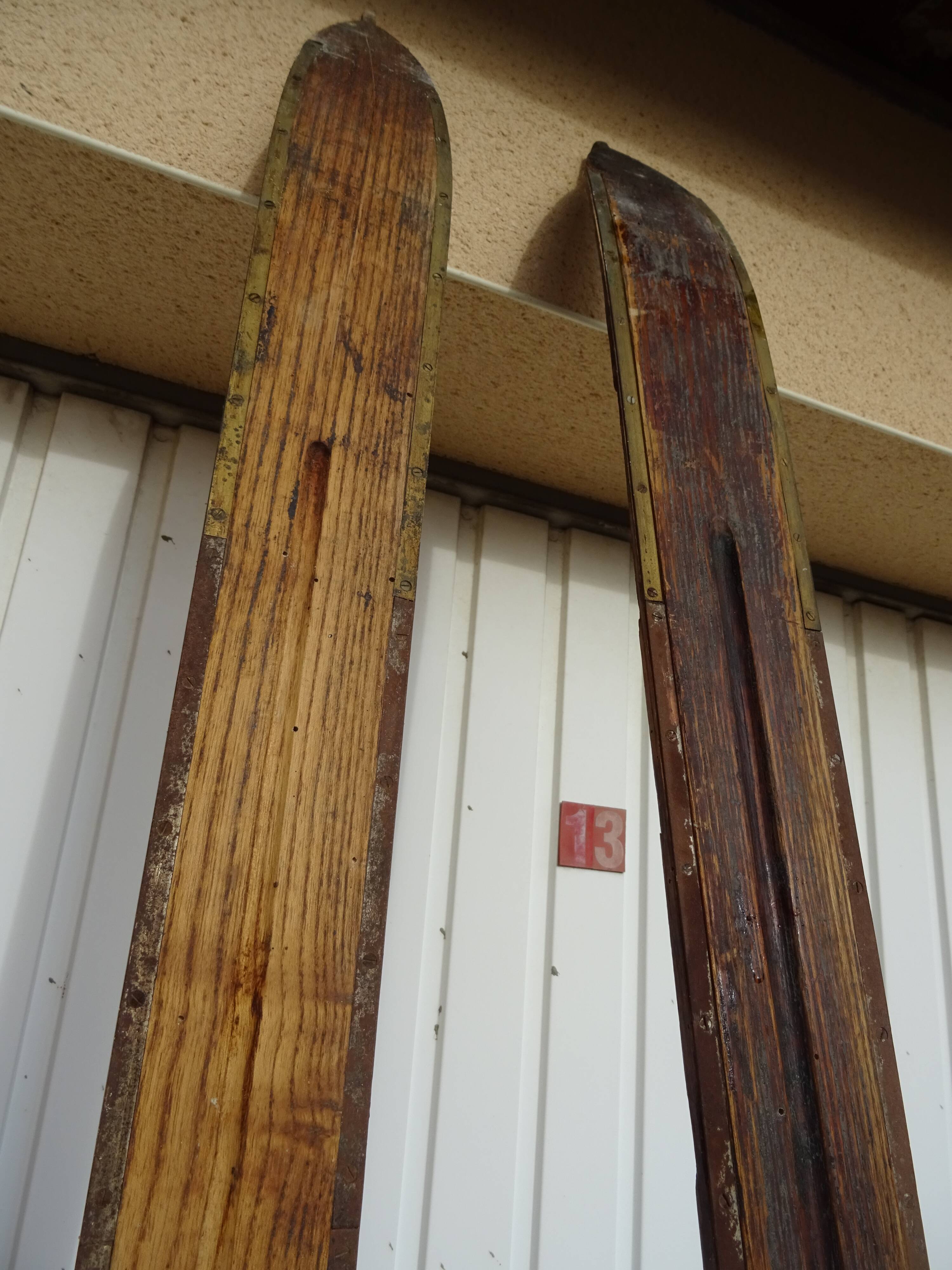 Ancienne paire de skis en bois l'Alpestre