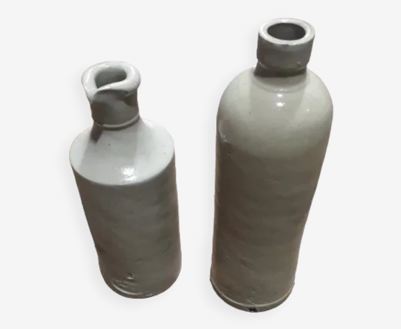 2 anciennes bouteilles en grès