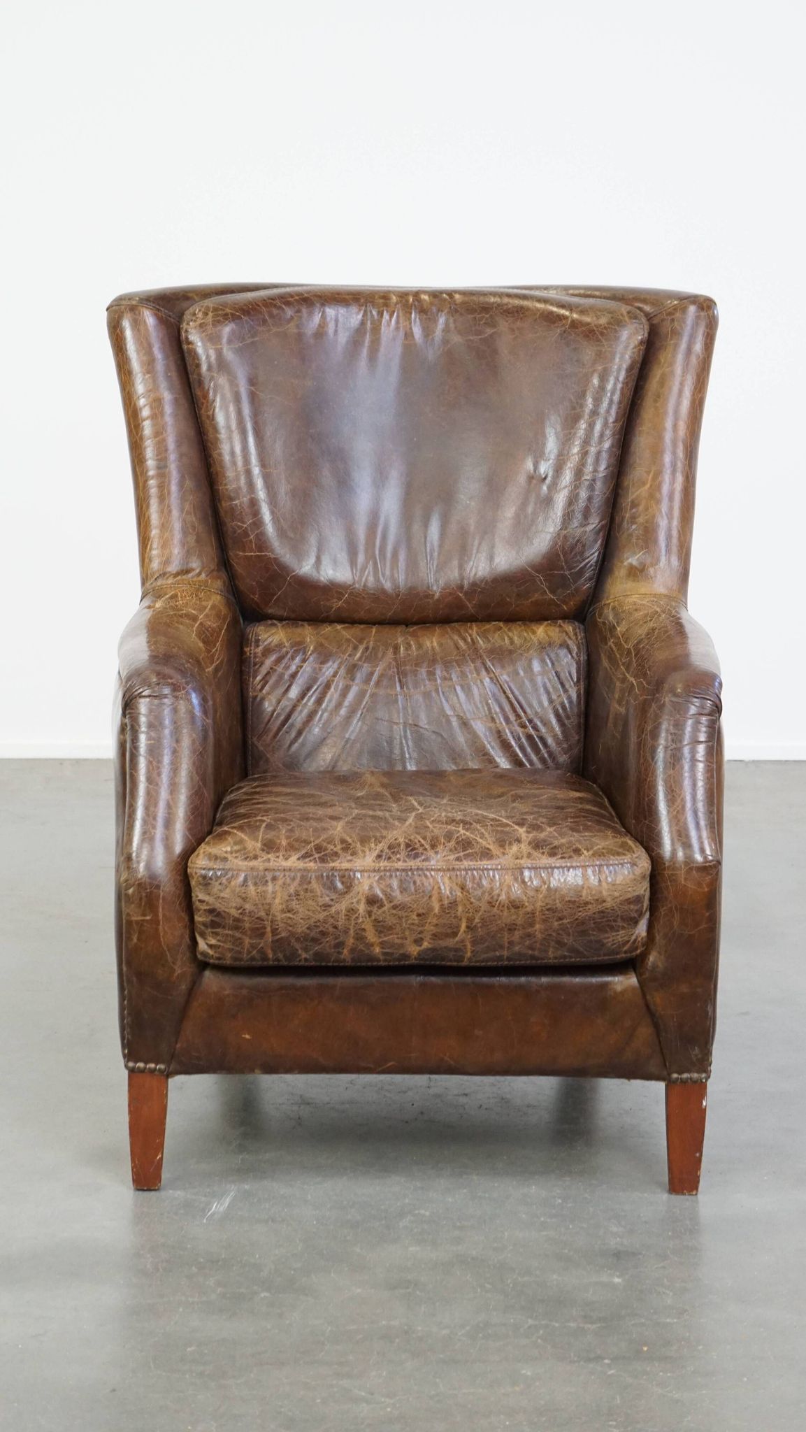 Fauteuil en cuir de vachette grainé au design intemporel