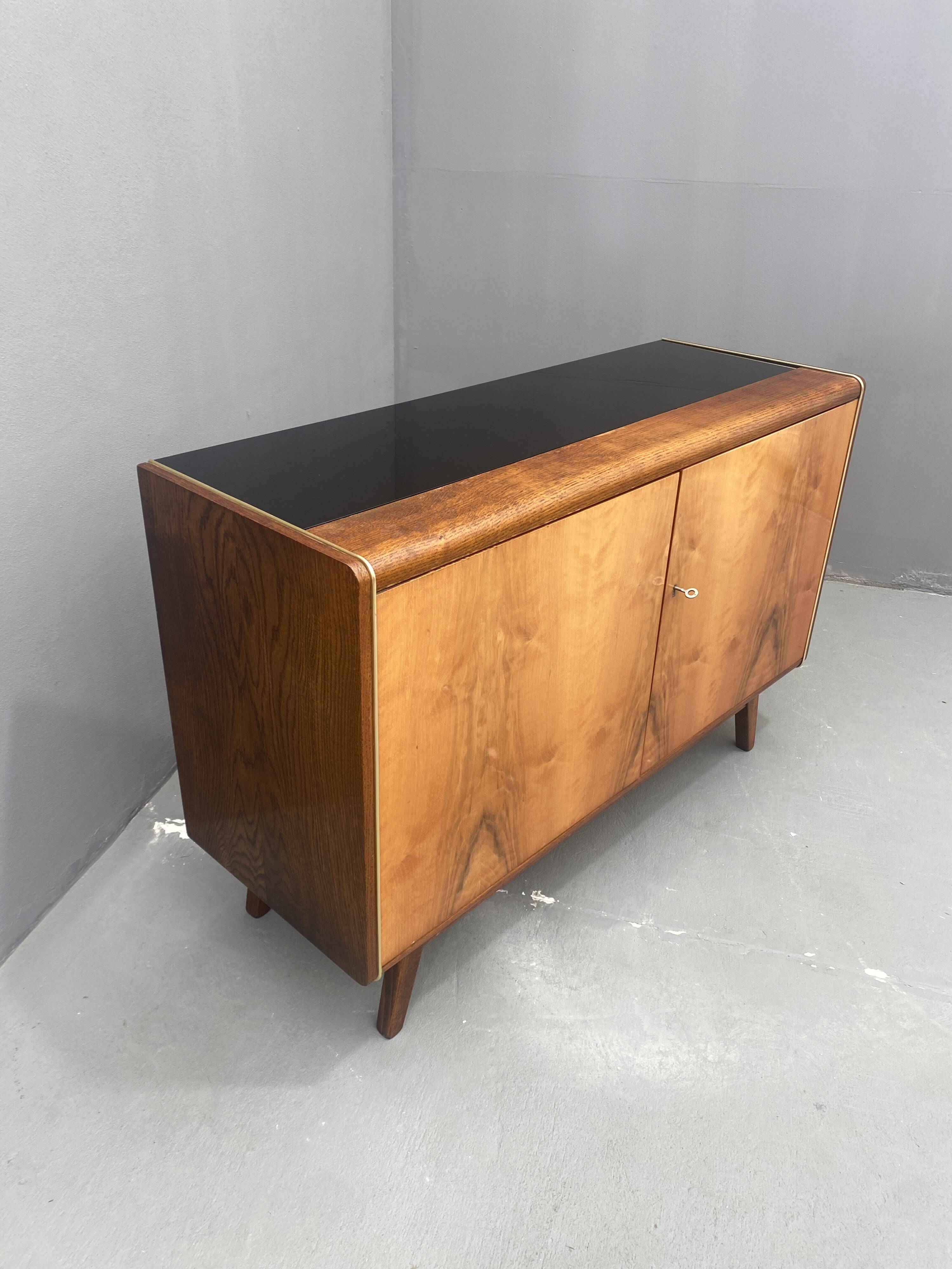 Buffet Jitona en verre opaxite, années 1960