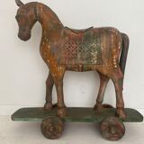 Cheval de temple indien en bois polychrome
