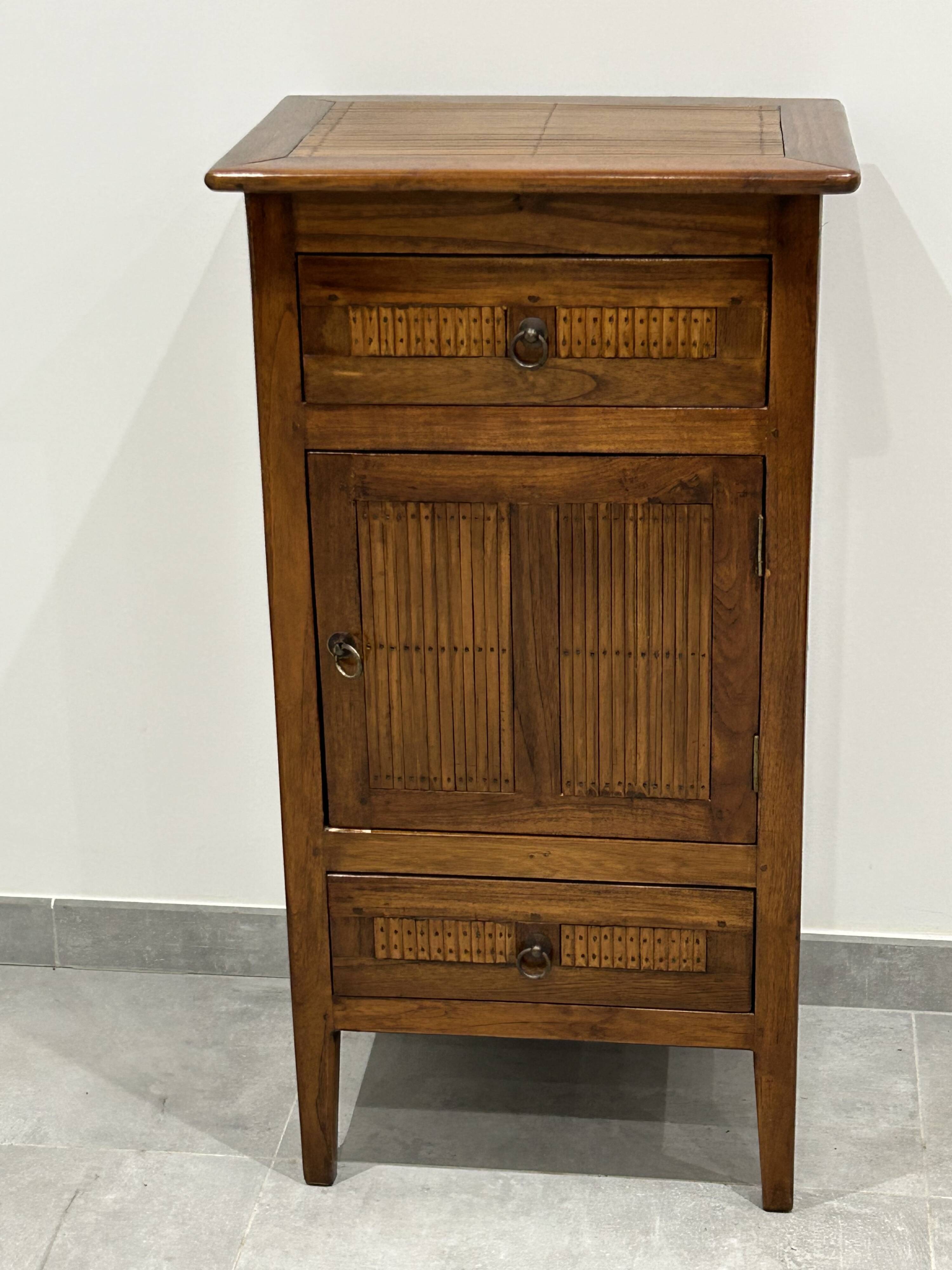 Meuble d'appoint en bois exotique