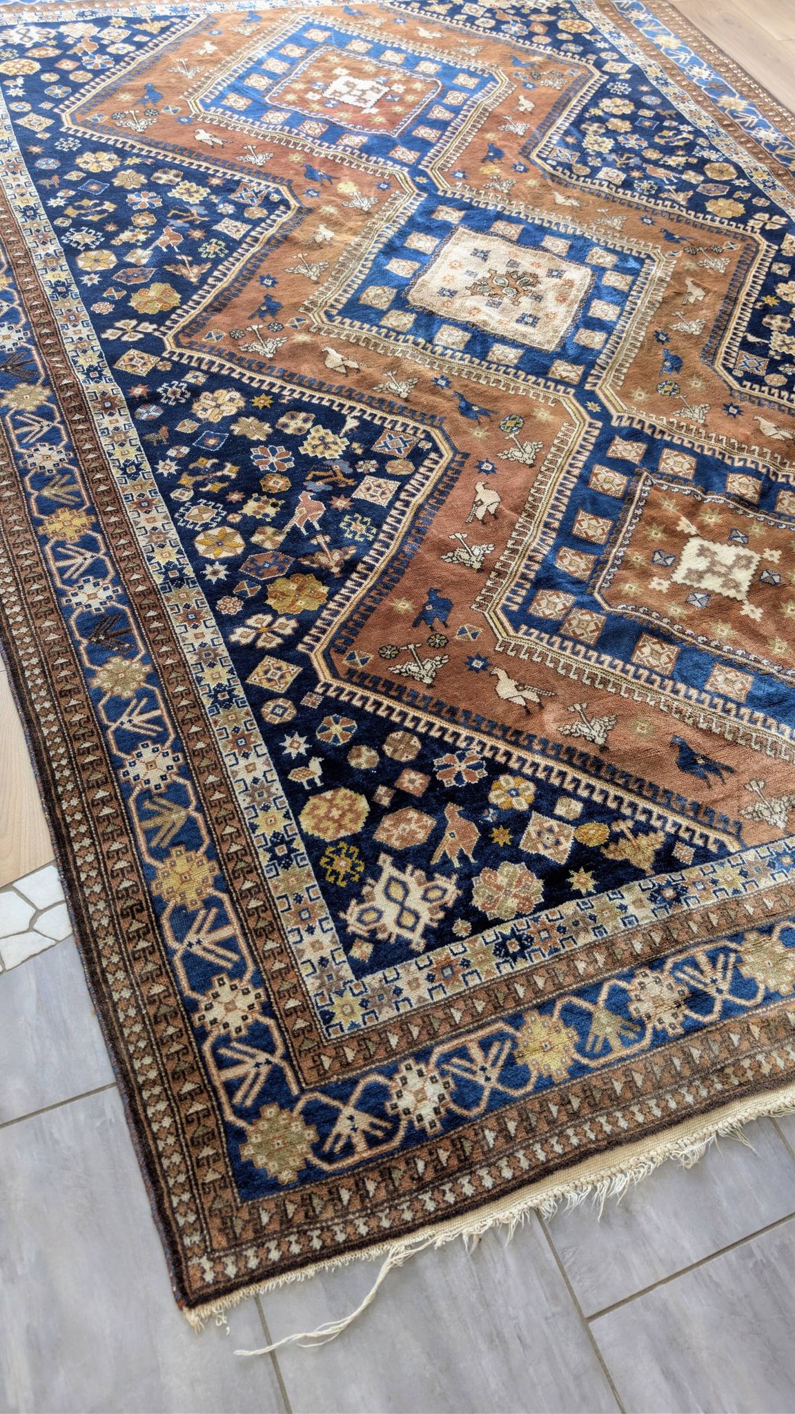 Hand-knotted Persian Shiraz rug in wool with tribal decoration, 300 x 220 cm.