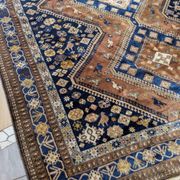 Hand-knotted Persian Shiraz rug in wool with tribal decoration, 300 x 220 cm.