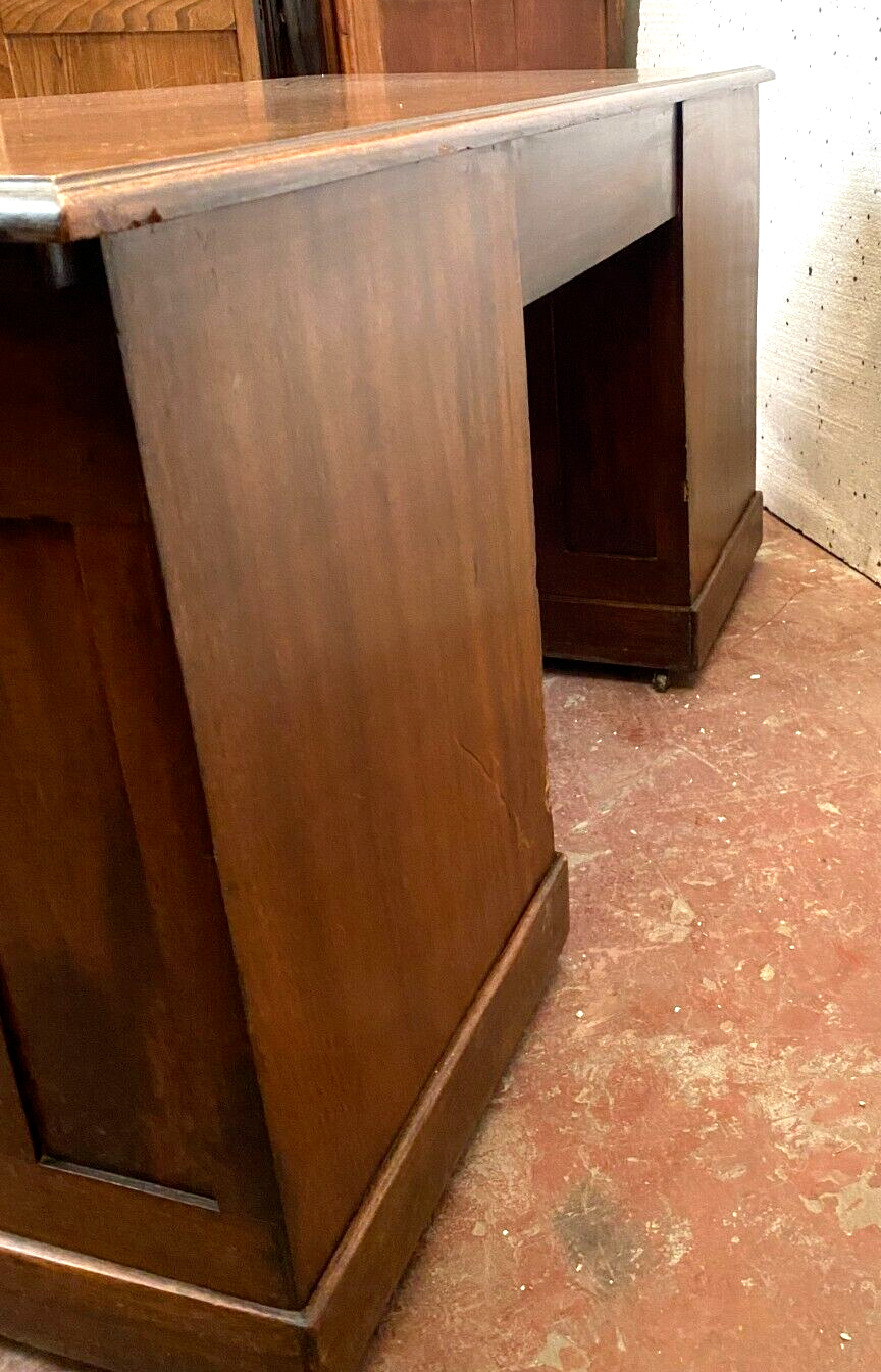 Bureau plat a caisson en acajou en bois d'acajou XX siècle
