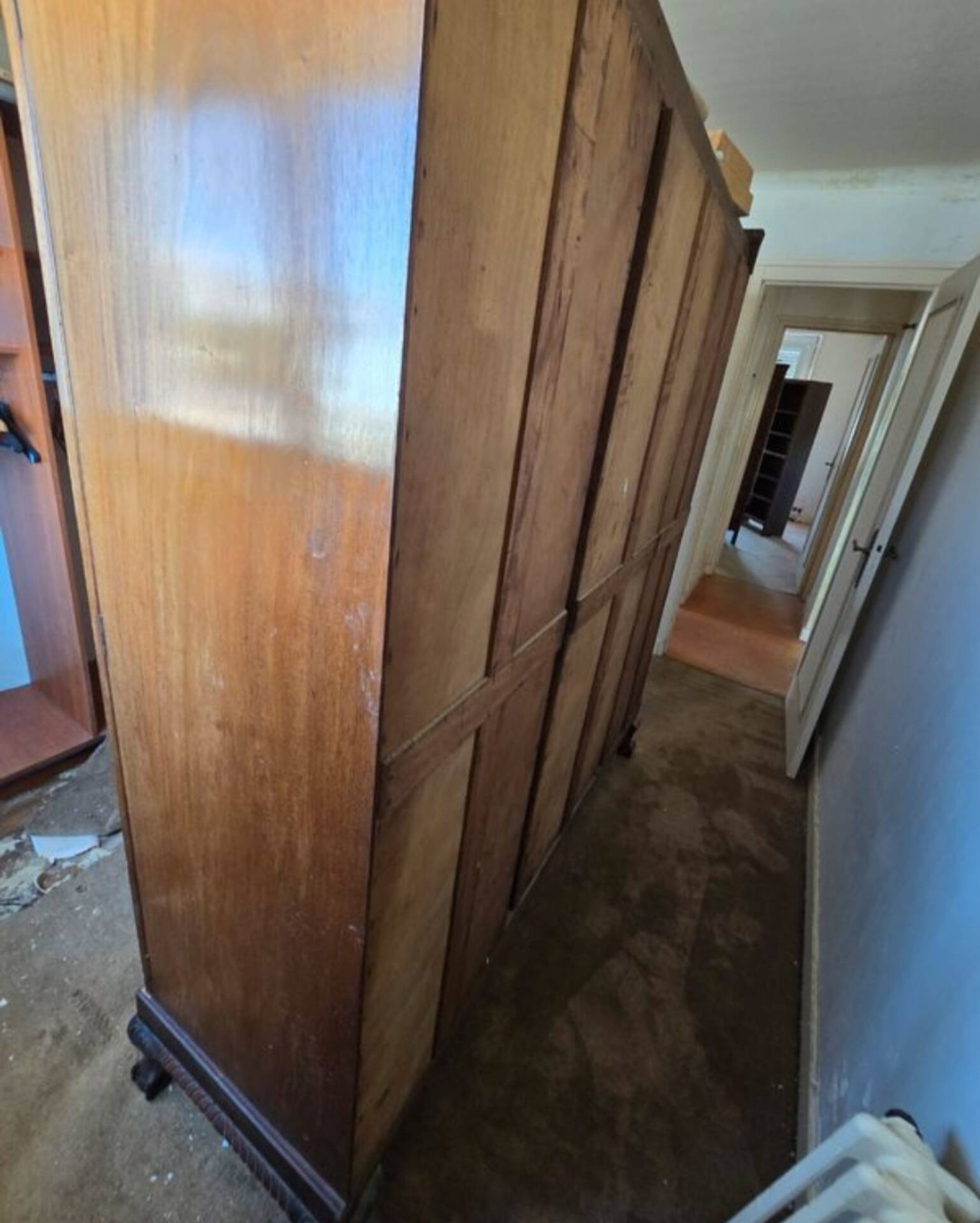 Large English-style wardrobe with a curved front and three doors.