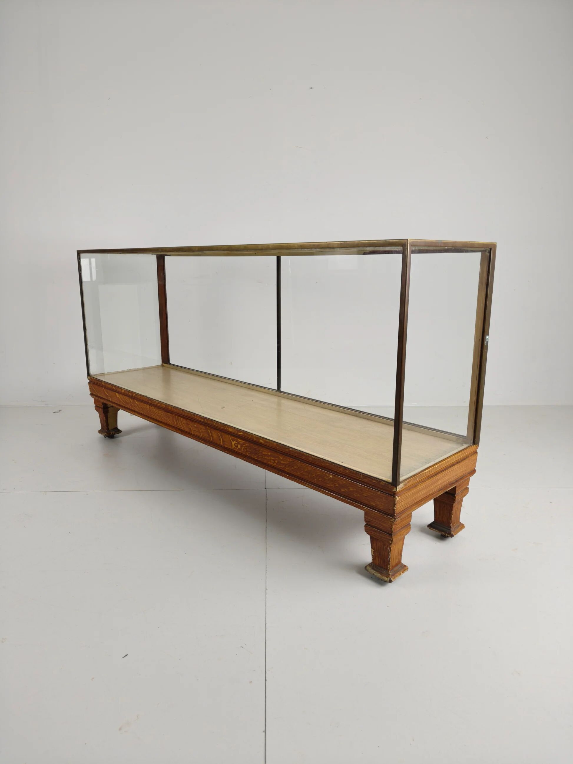 Comptoir de magasin ancien en laiton anglais – modèle étroit avec mesures en yards