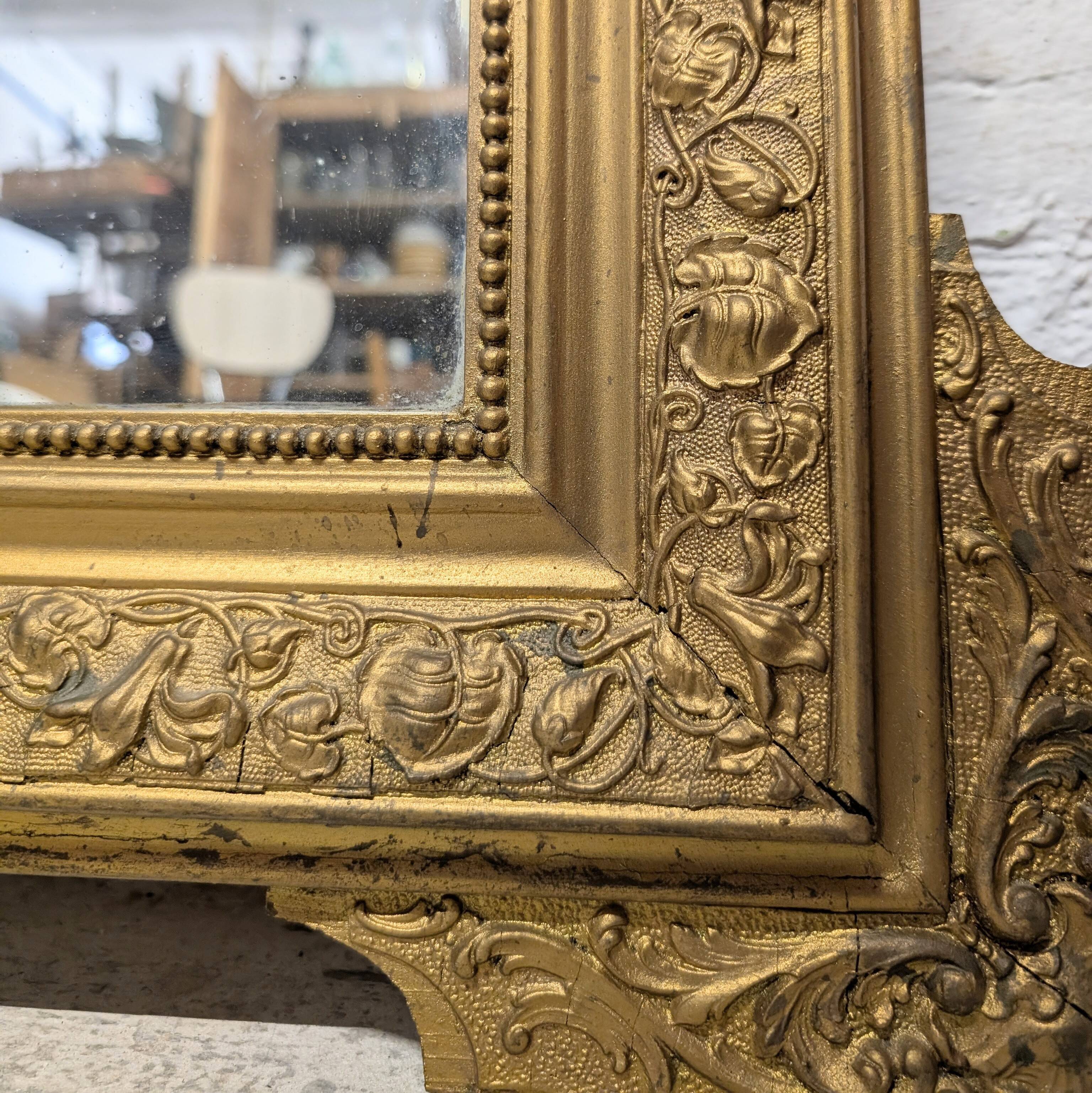 Golden mirror from the late 19th century.