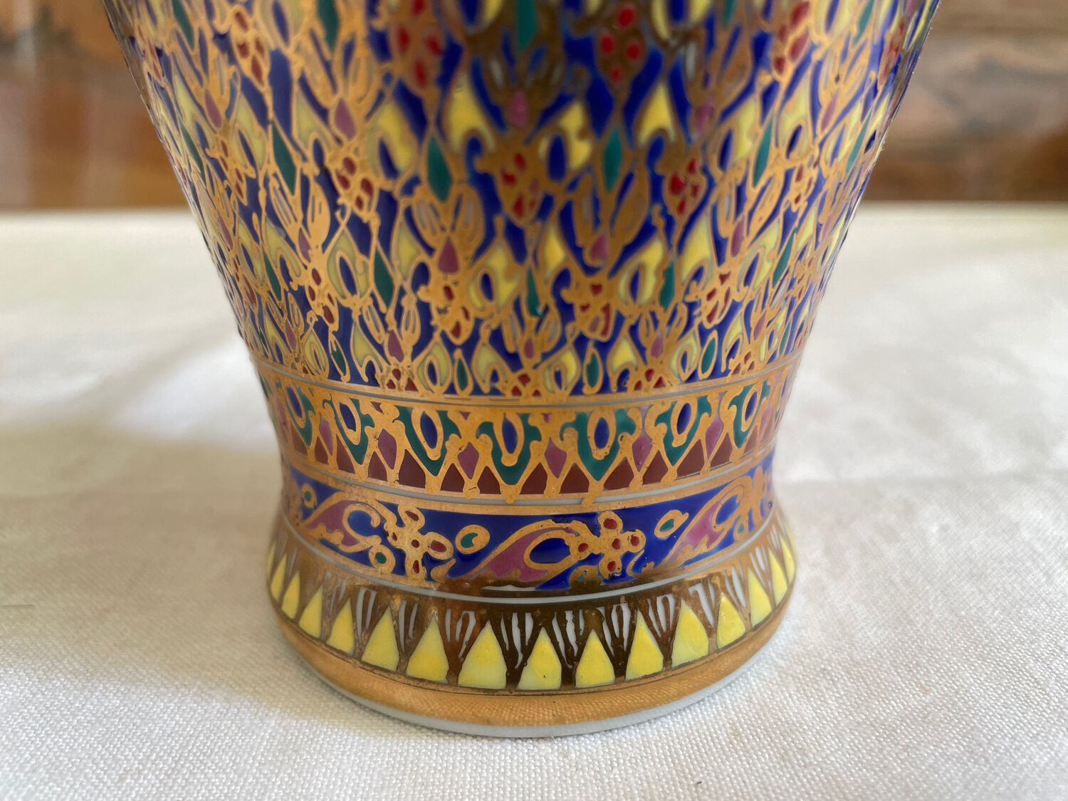 Graphic vase ornament and gilding