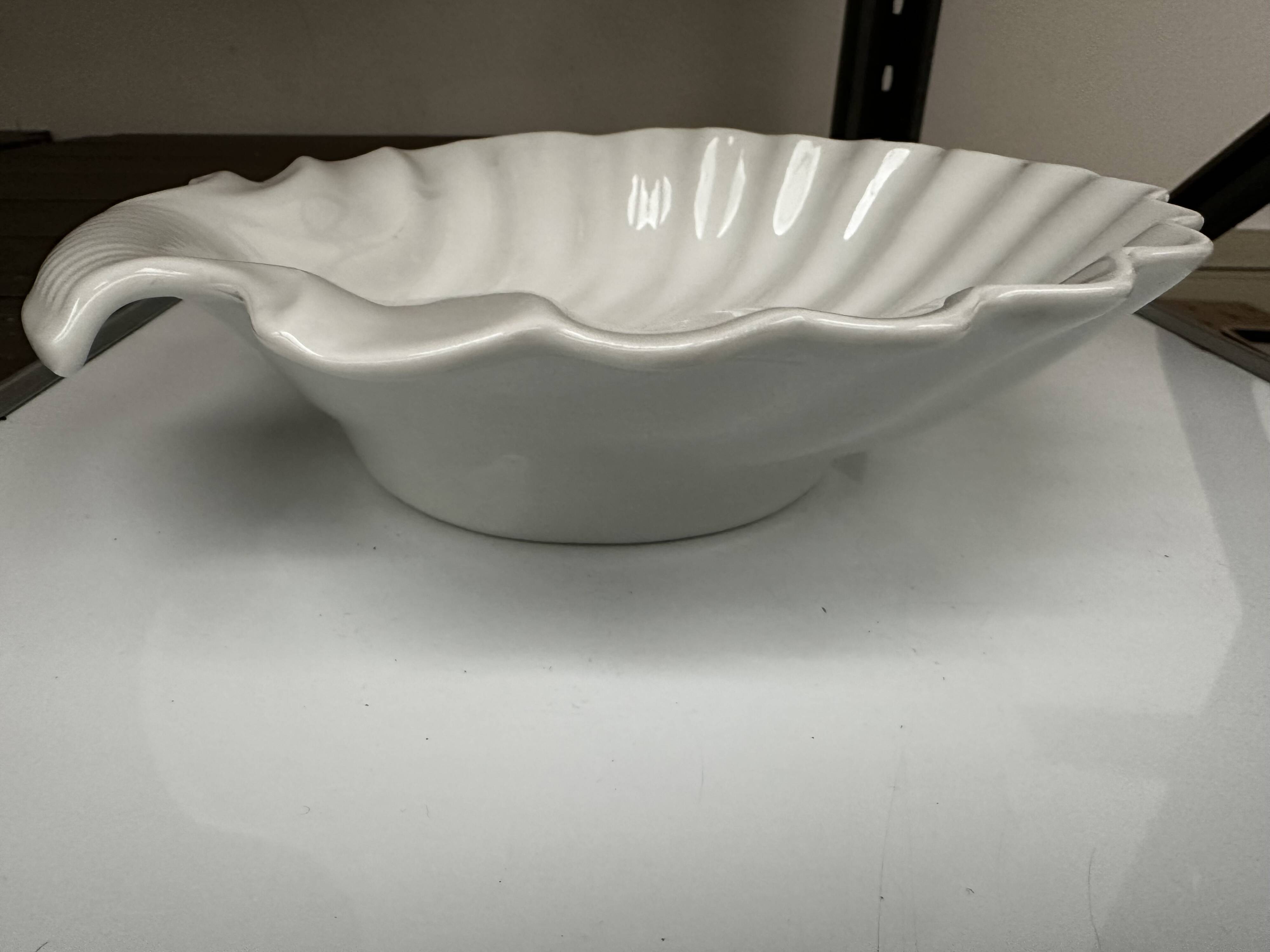 Vintage shell-shaped white earthenware dish d 27 cm / h 7 cm