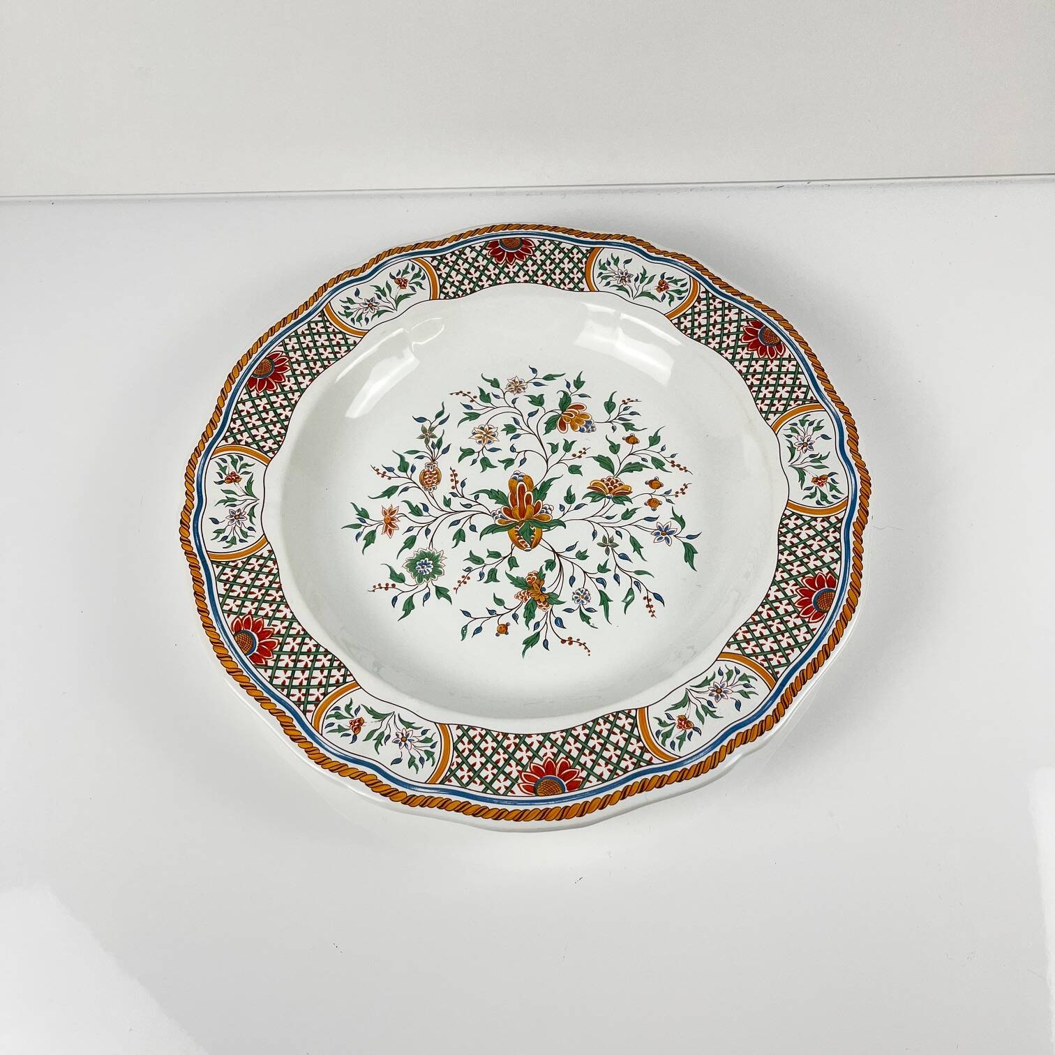 Semi-hollow round plate Gien model Rouen Sainfoin, 1990