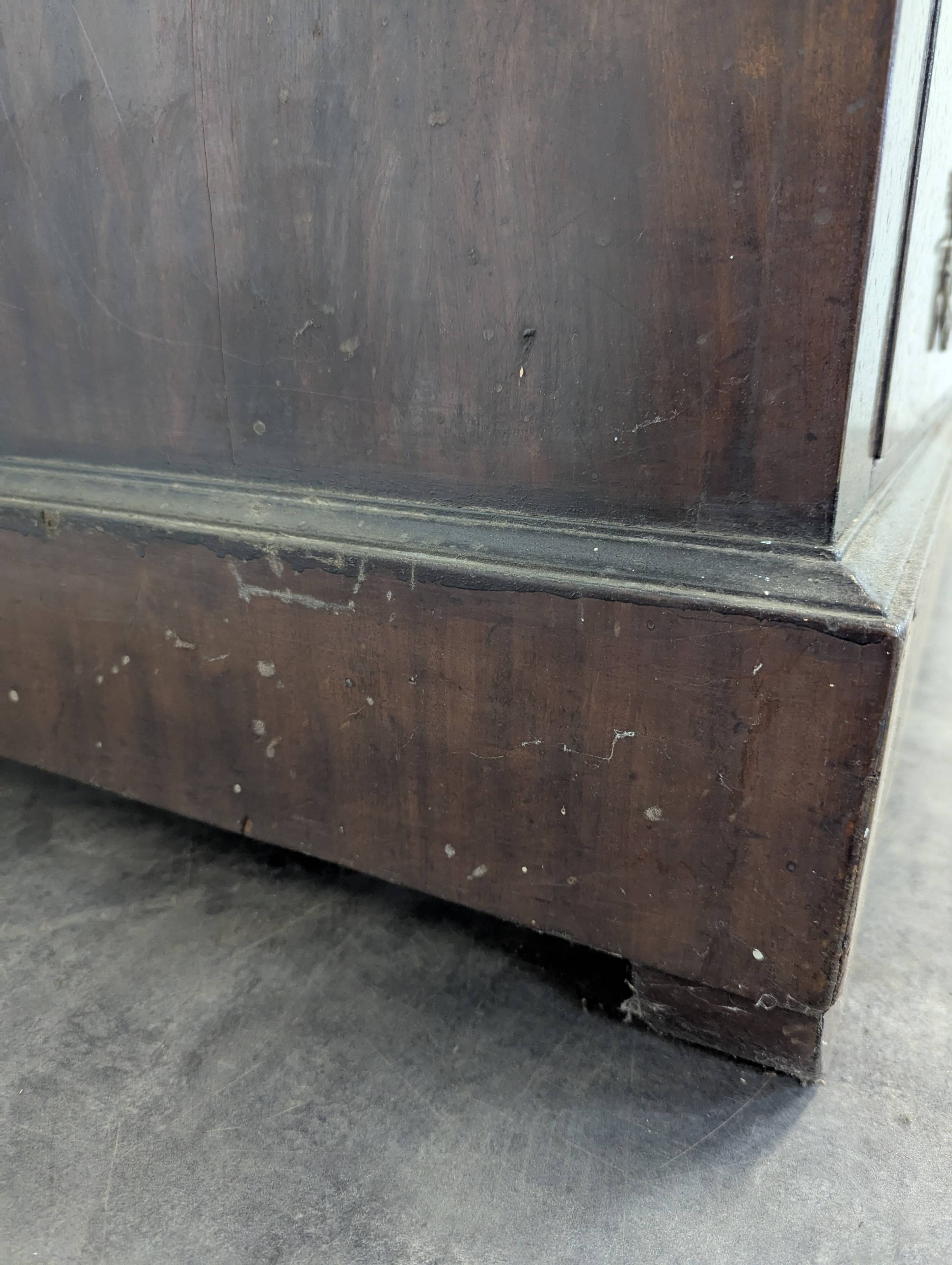 Restoration period chest of drawers with bronze ornaments