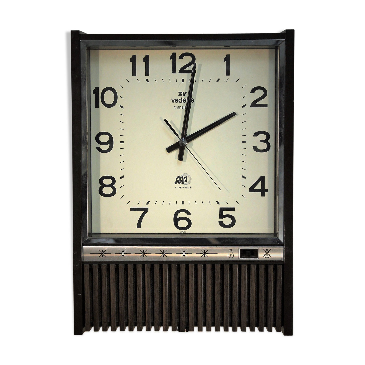 Wall clock features 4 Jewels 80s
