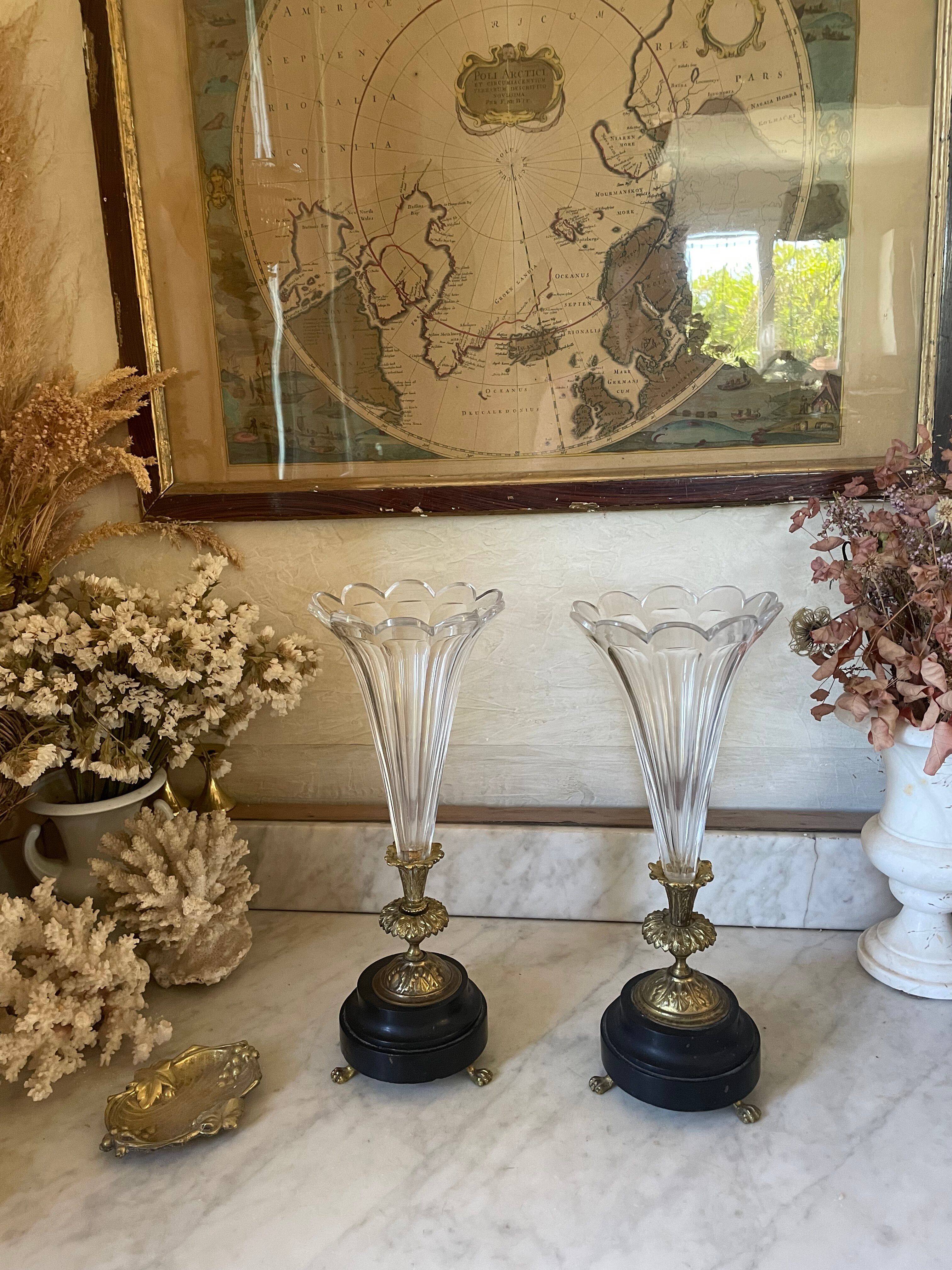 Paire de vases cornets cristal, onyx et bronze