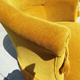 Fauteuil crapaud en velours ocre