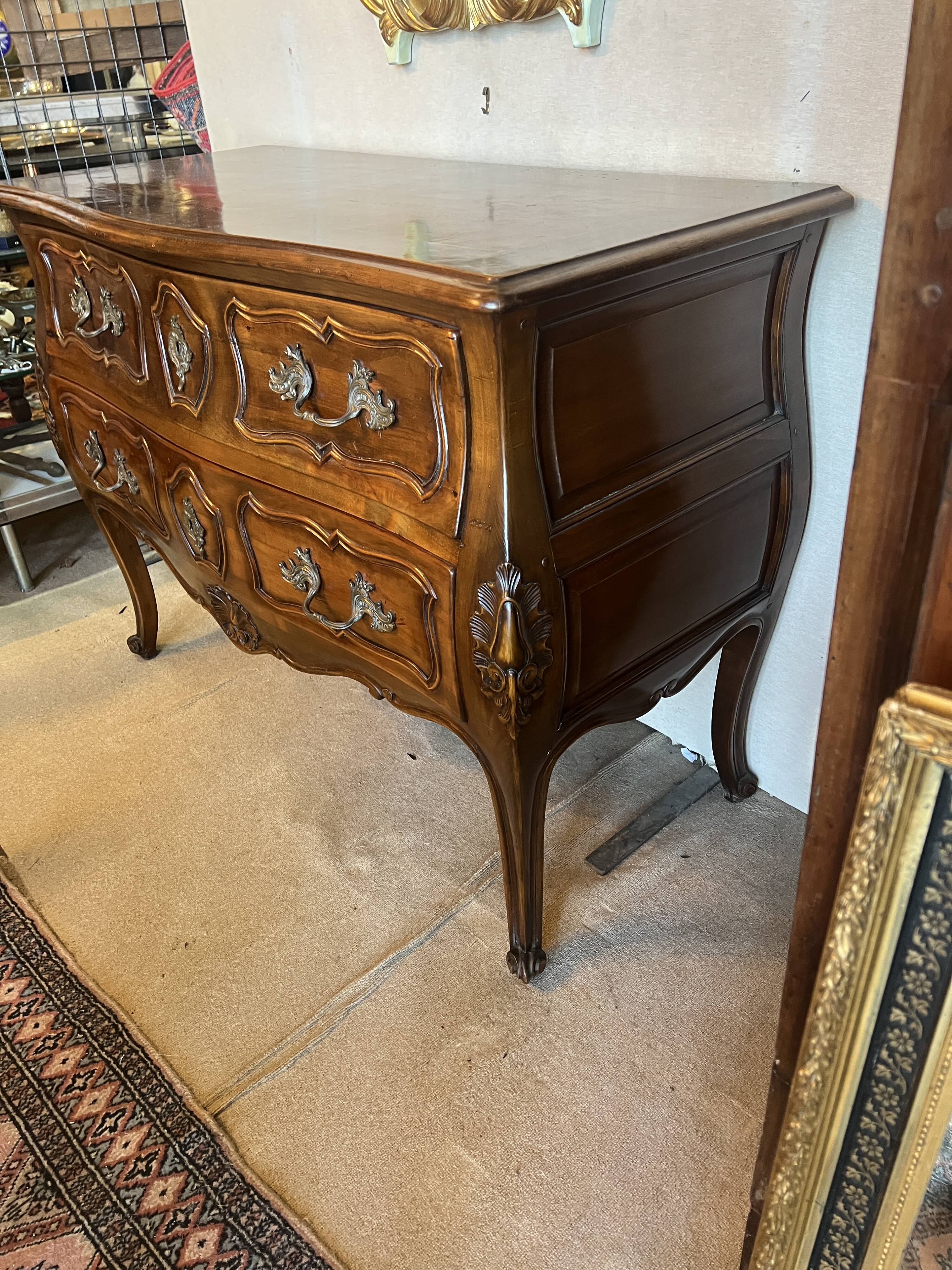 Commode de style louis XV , bois naturel