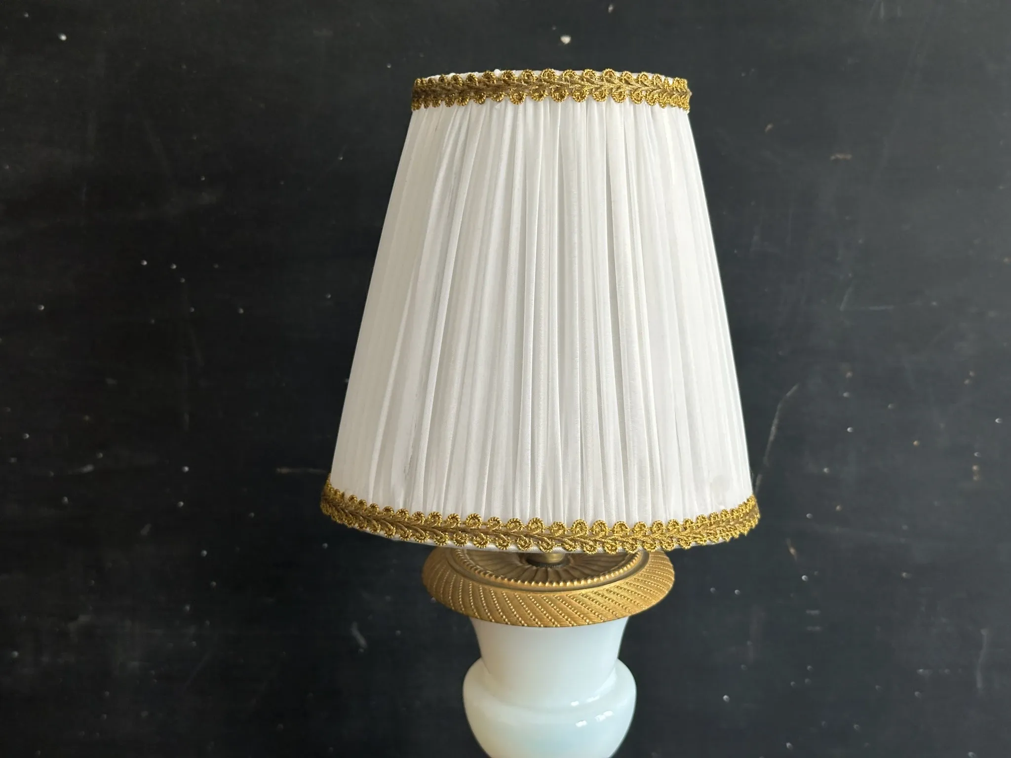 Lampe XIXe en opaline blanche et métal doré