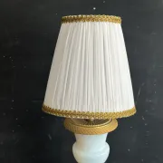 Lampe XIXe en opaline blanche et métal doré