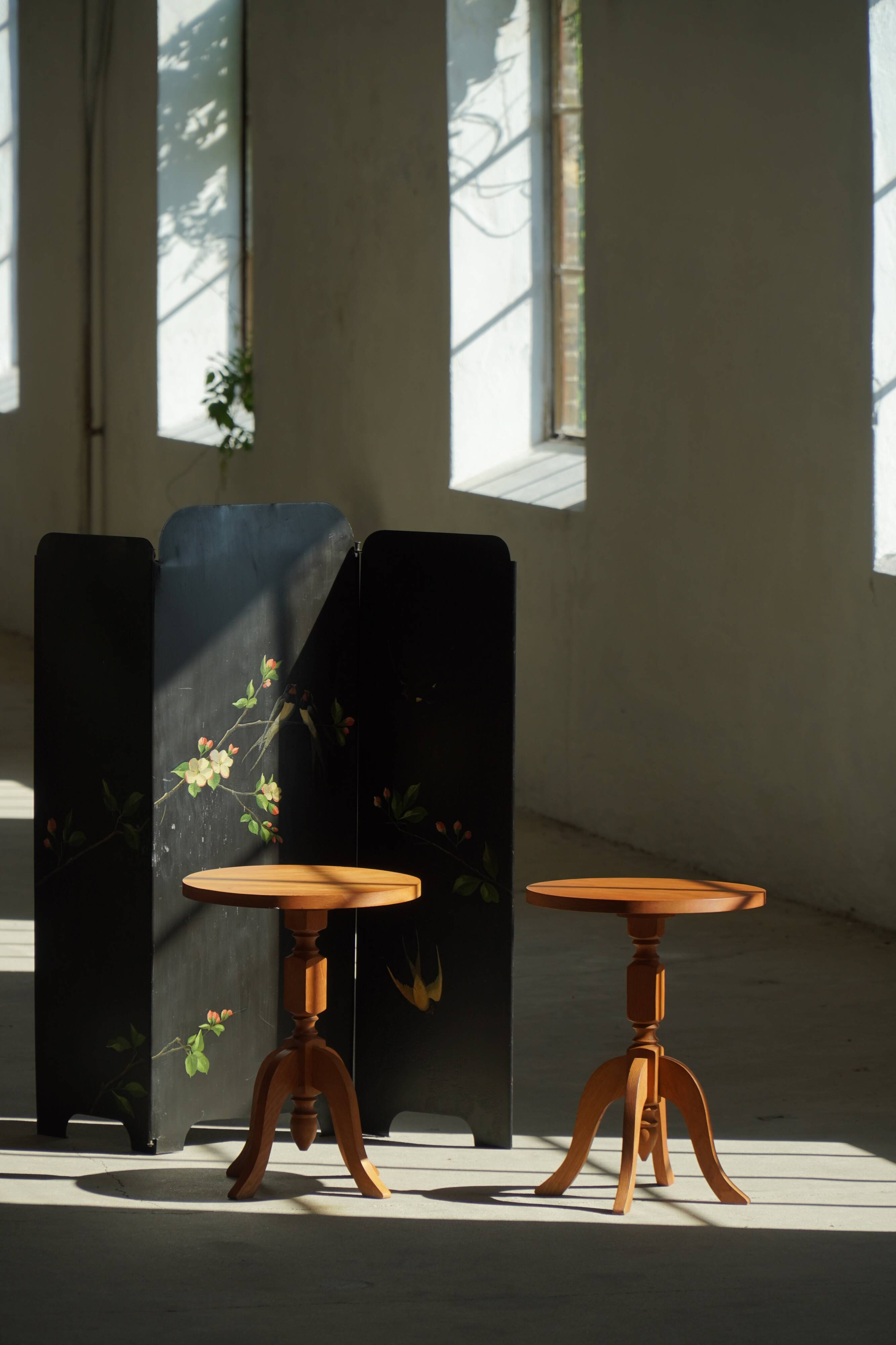 Pair of Scandinavian oak side tables with central legs and sculptural curved feet, 1960s.