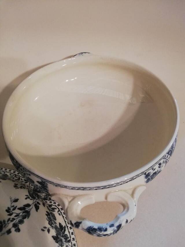 Soup tureen