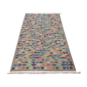tapis gris en laine, tapis kilim marocain fait à la main, tapis berbère brodé