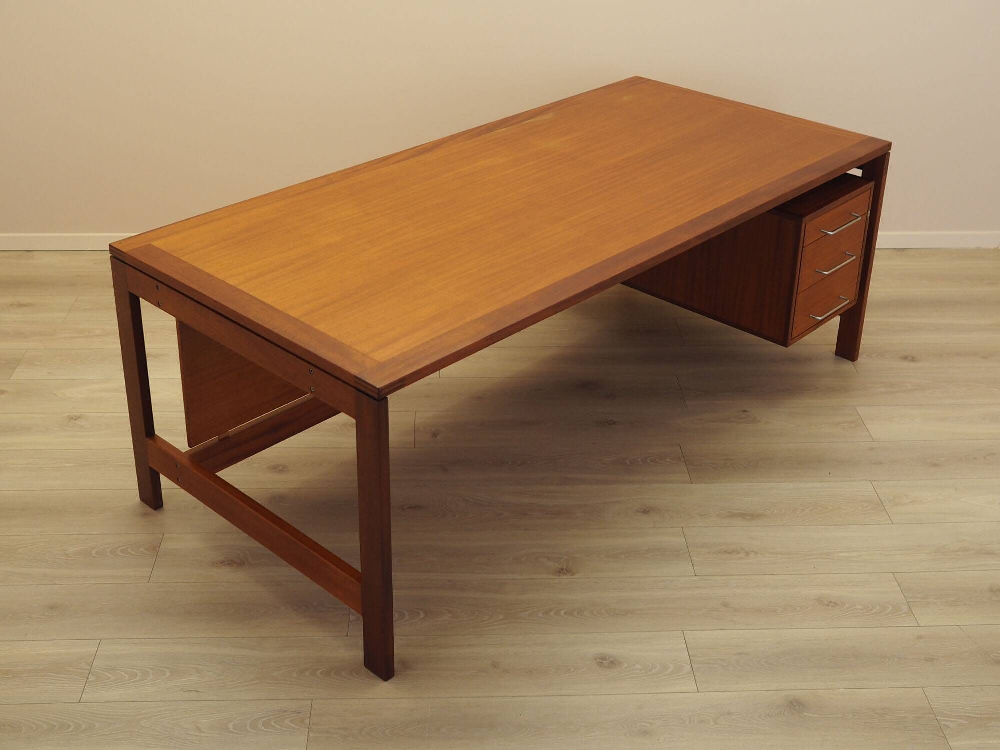 Bureau en teck par Jensen & Valeur pour Munch, Danemark, années 1960.