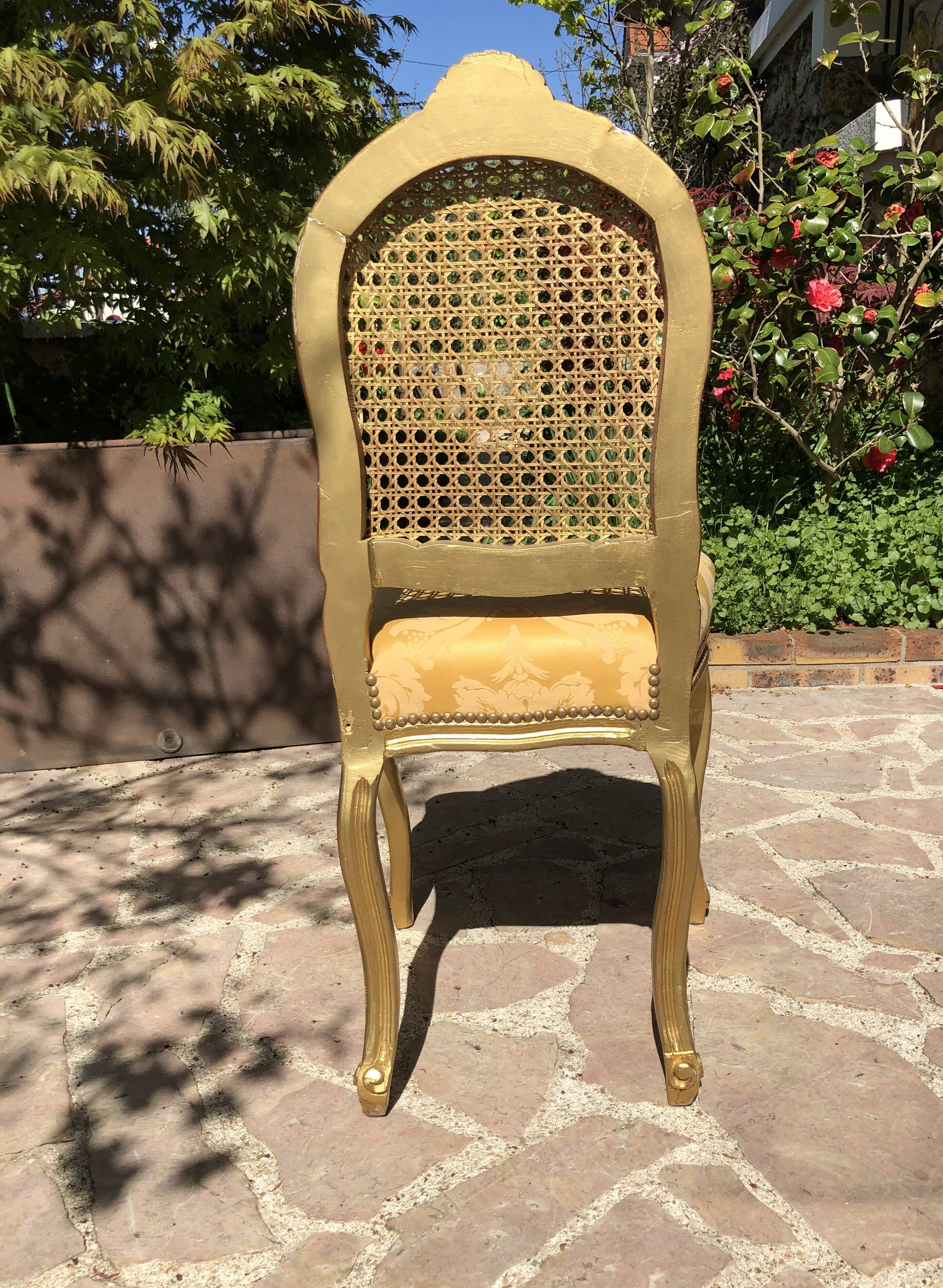 Chaise en bois doré