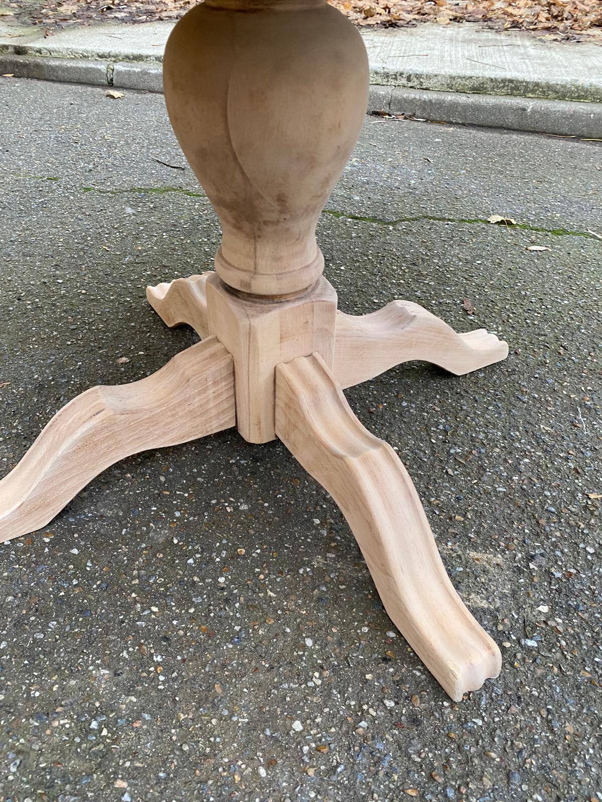 Round extendable dining table with a central pedestal base, renovated in raw wood, 150cm