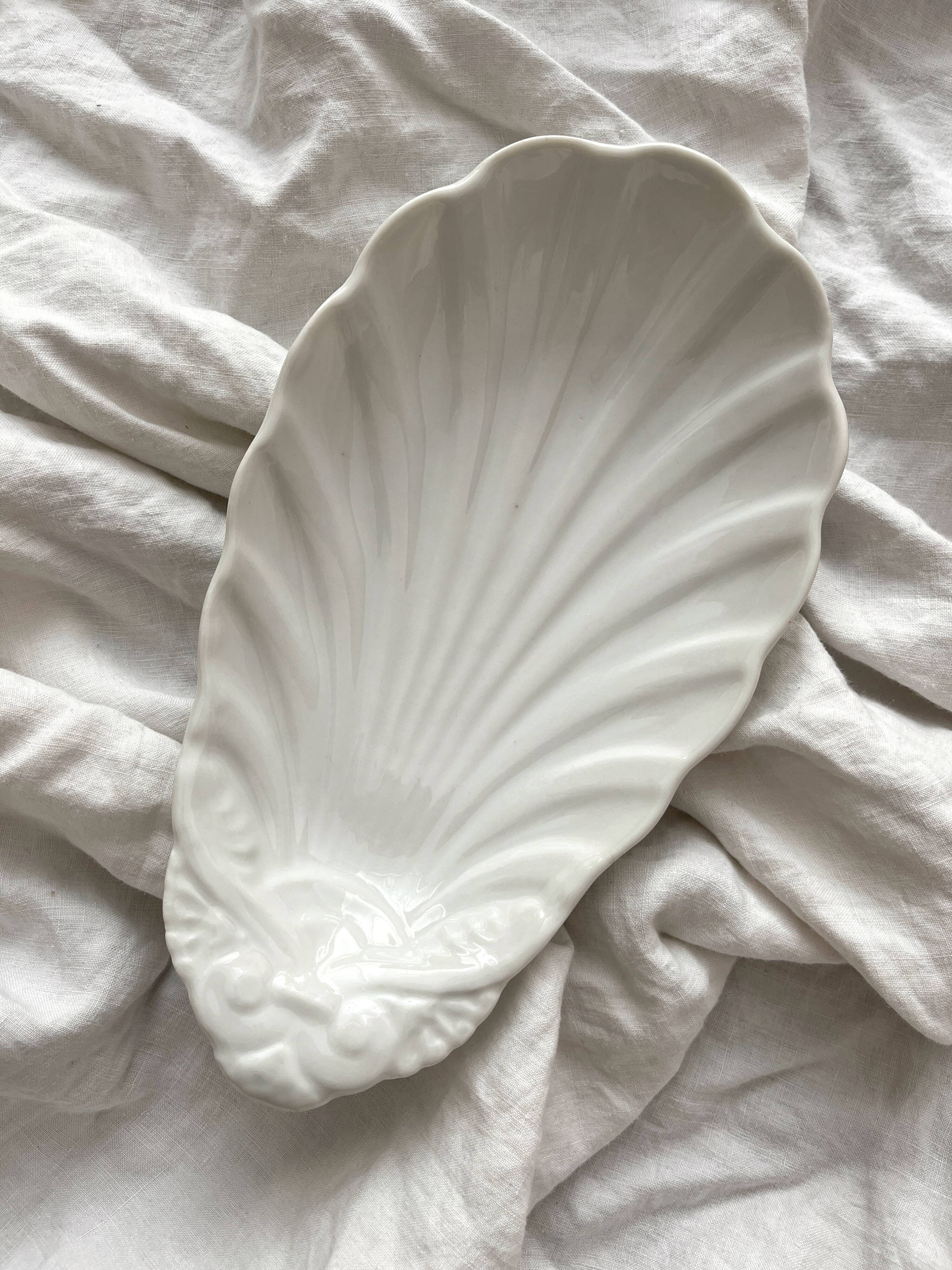 Small shell dish in old porcelain