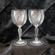 Une paire de verres à vin gravés en cristal