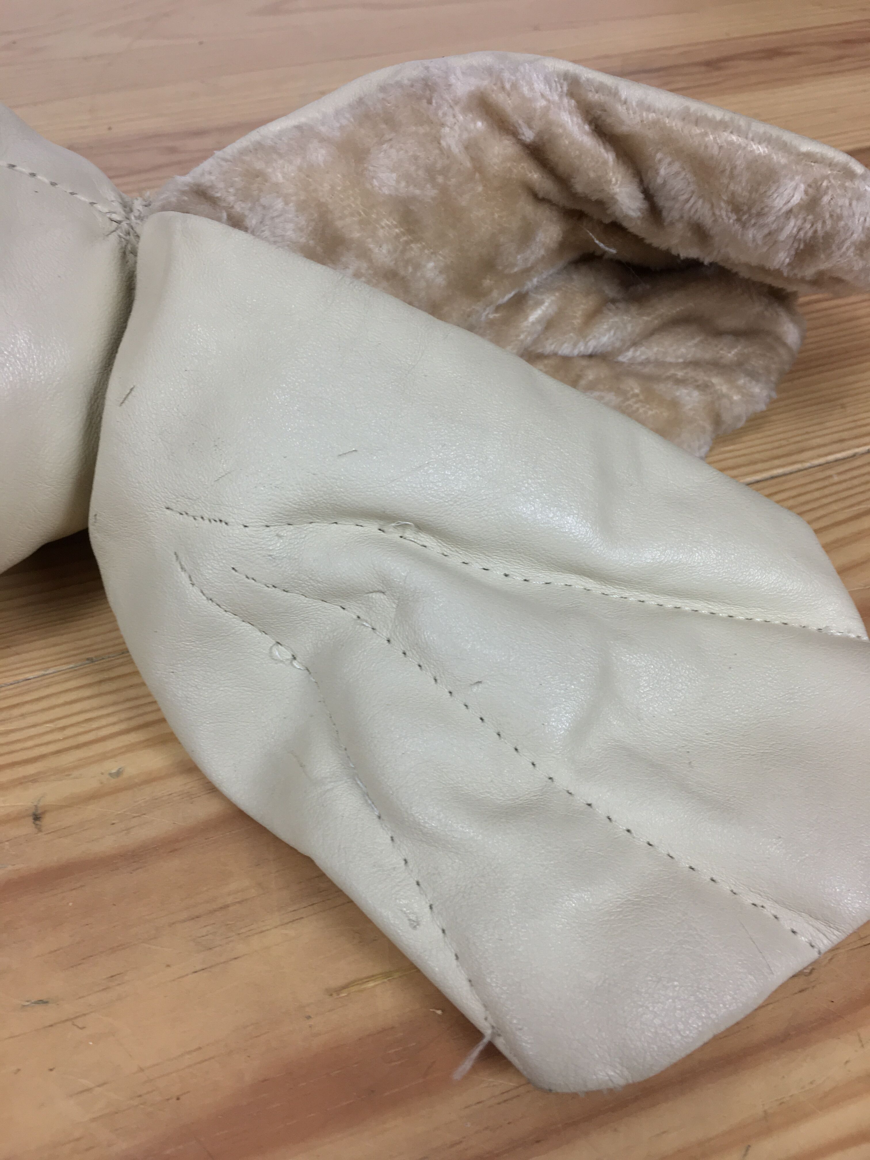 Omersa seal, white leather foot rest