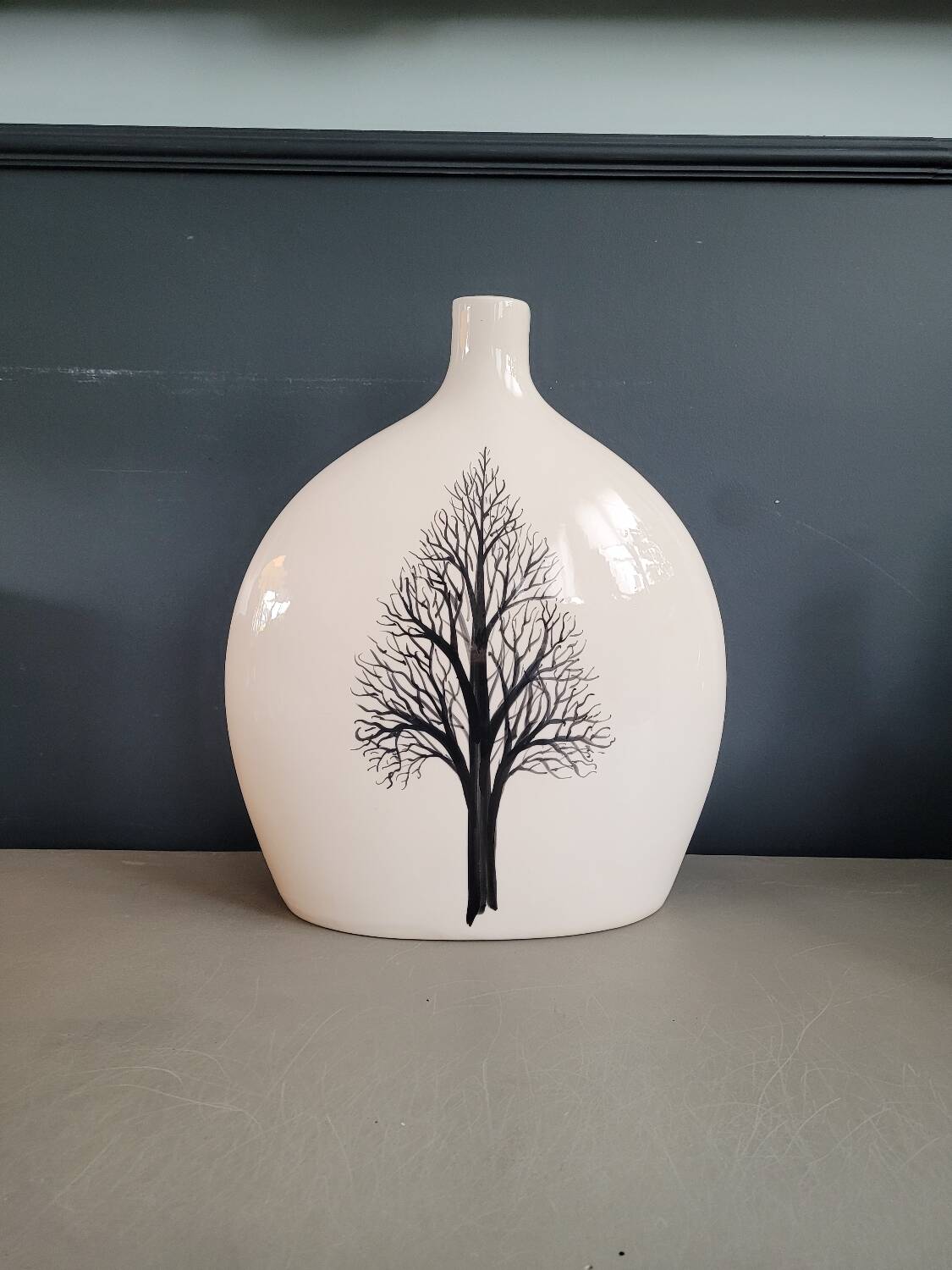 Large single-flower lentil vase