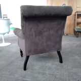 Buttoned armchair